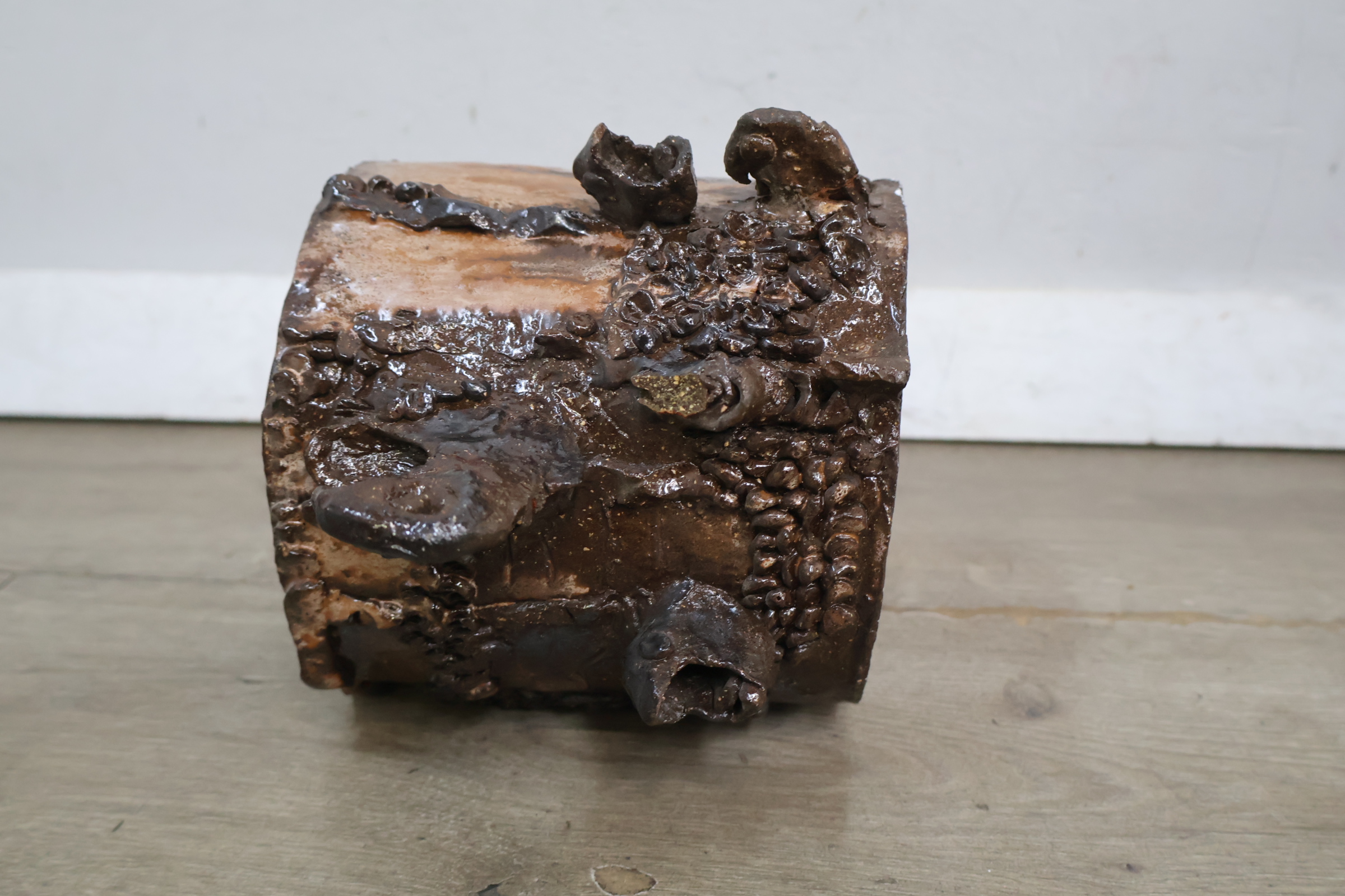 Decoratieve bruine keramische bloempot – foto 12 – kavel bij GSD Auctions, Zoeterwoude