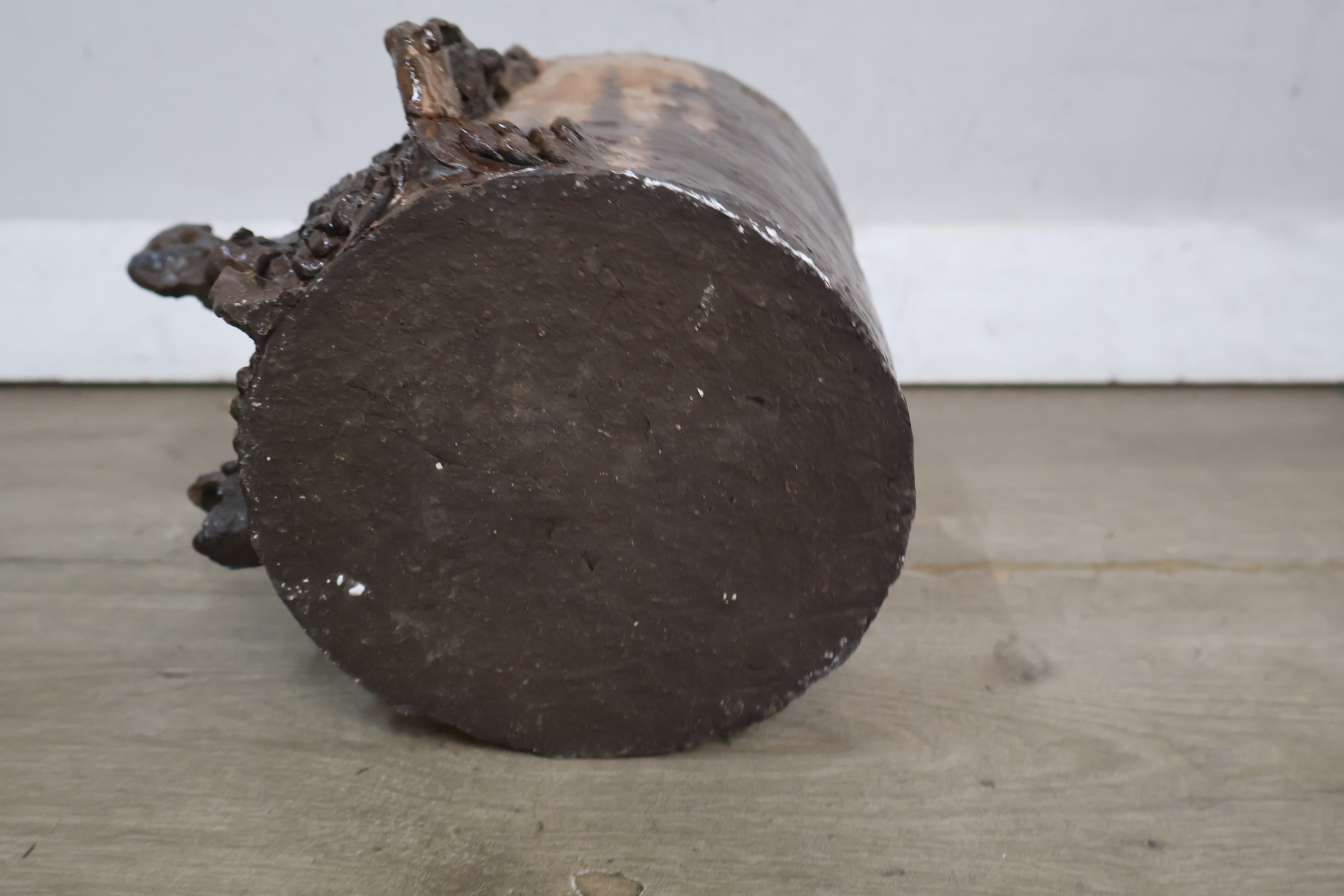 Decoratieve bruine keramische bloempot – foto 13 – kavel bij GSD Auctions, Zoeterwoude