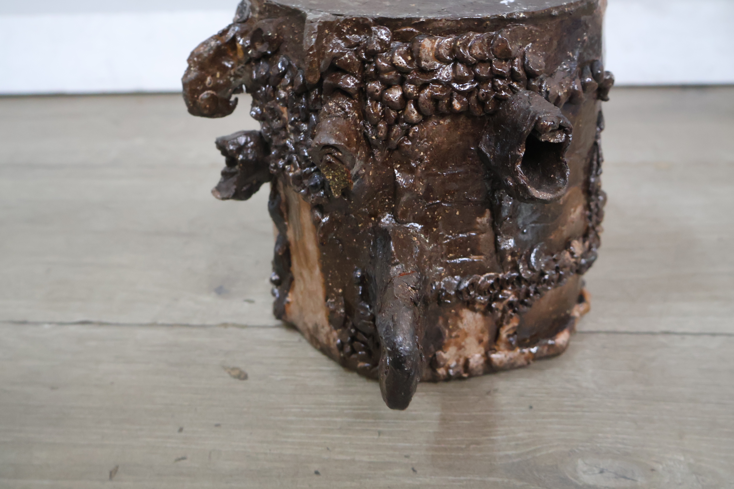 Decoratieve bruine keramische bloempot – foto 14 – kavel bij GSD Auctions, Zoeterwoude
