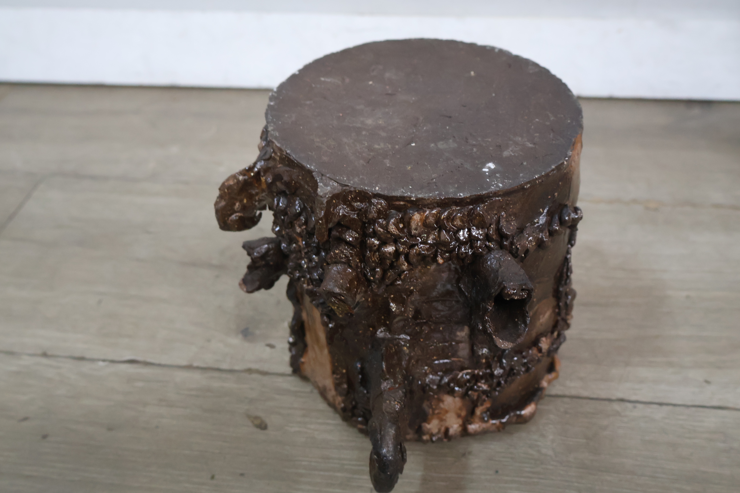 Decoratieve bruine keramische bloempot – foto 15 – kavel bij GSD Auctions, Zoeterwoude