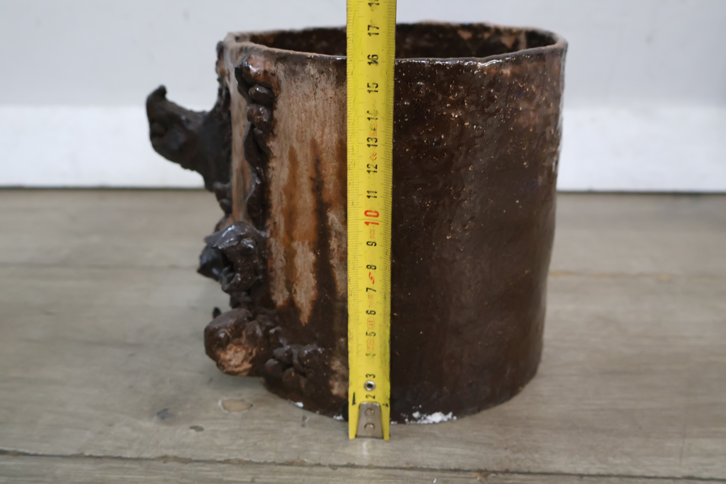 Decoratieve bruine keramische bloempot – foto 16 – kavel bij GSD Auctions, Zoeterwoude