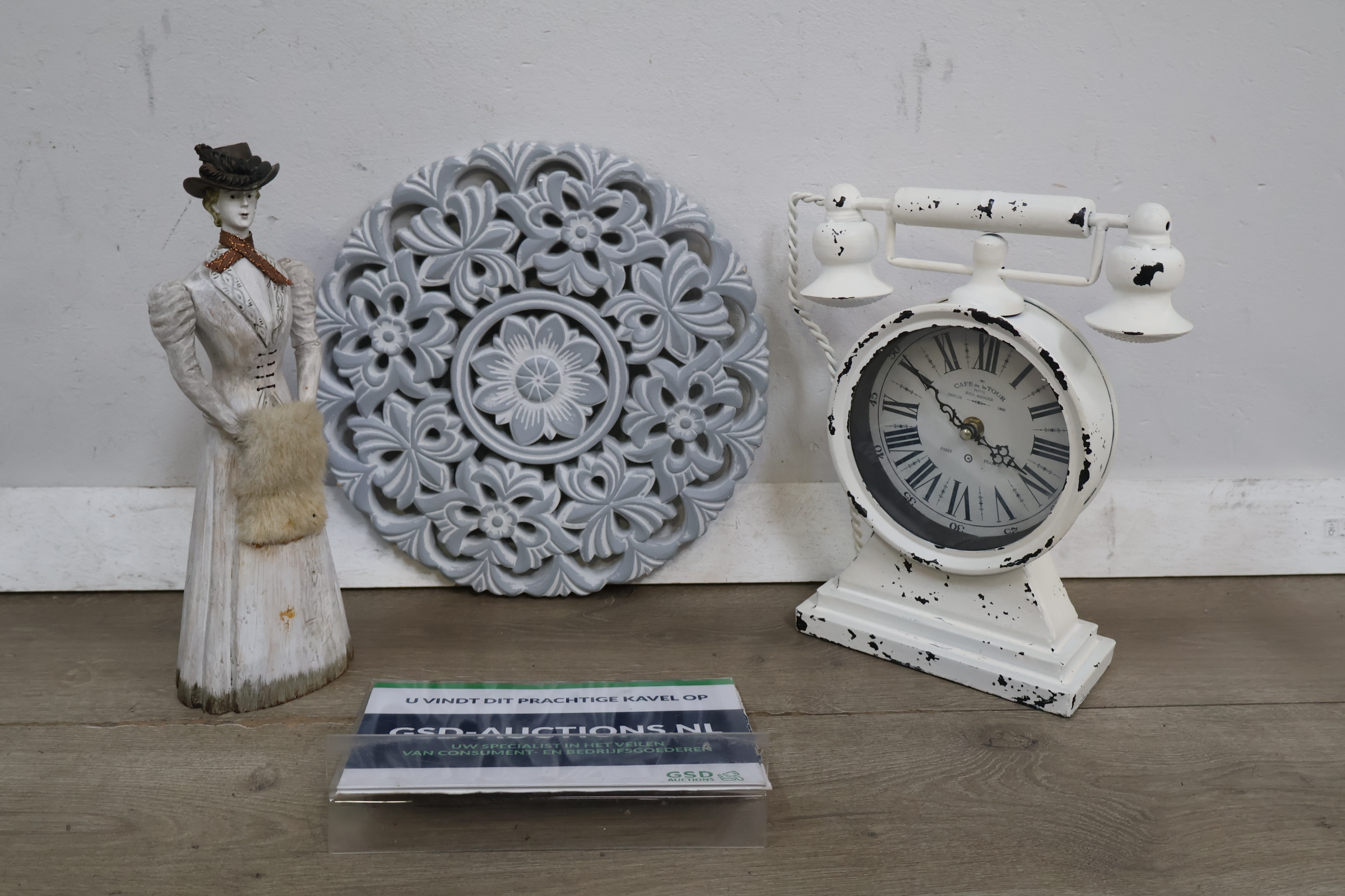 Vintage metalen tafelklok met telefoonvorm, ronde bloemige wanddecoratie en vintage houten beeldje van vrouw – foto 2 – kavel bij GSD Auctions, Zoeterwoude