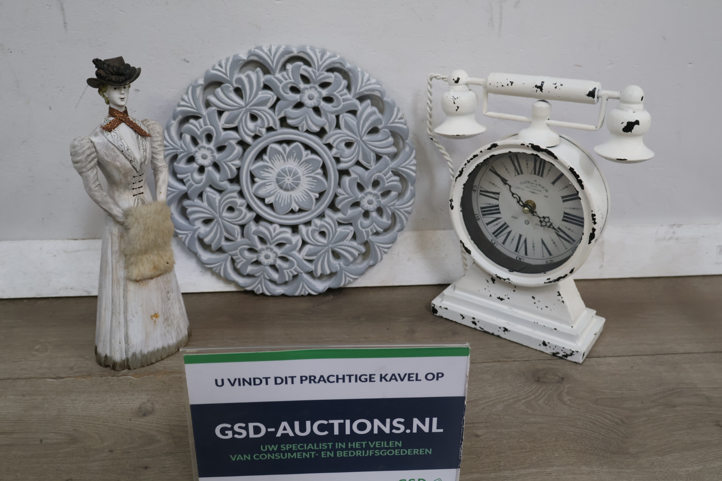 Vintage metalen tafelklok met telefoonvorm, ronde bloemige wanddecoratie en vintage houten beeldje van vrouw – kavel bij GSD Auctions, Zoeterwoude