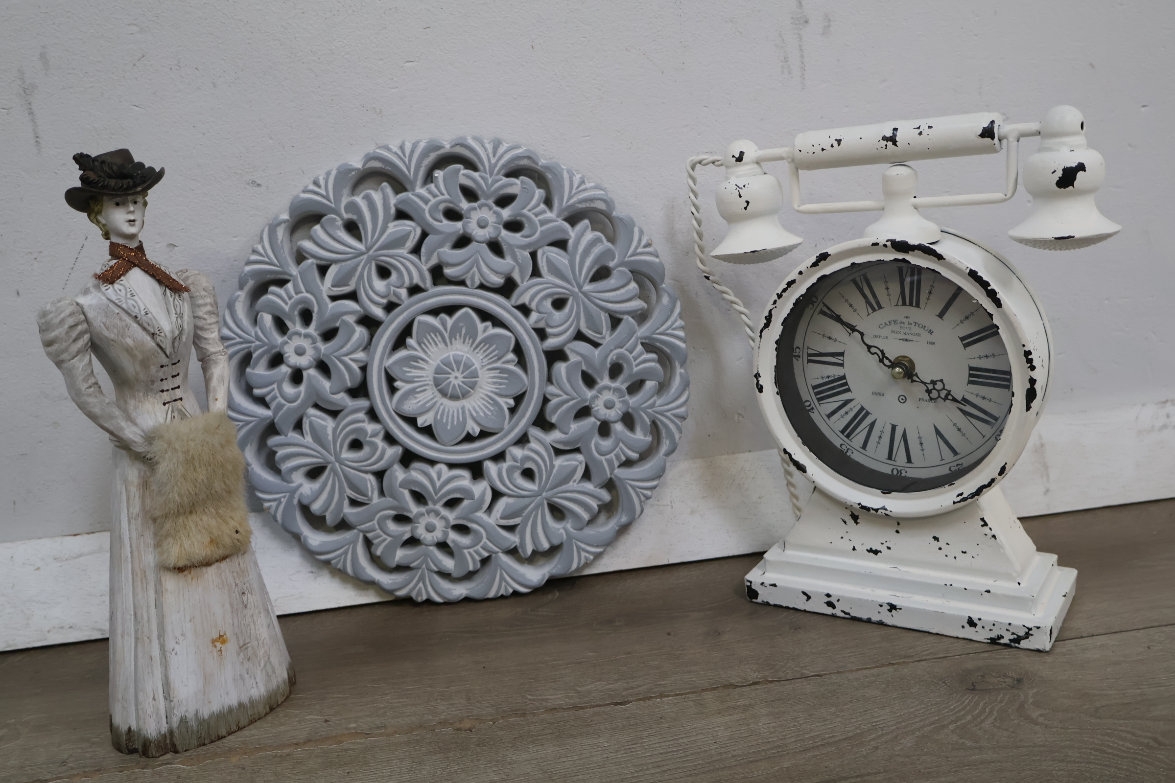 Vintage metalen tafelklok met telefoonvorm, ronde bloemige wanddecoratie en vintage houten beeldje van vrouw – foto 3 – kavel bij GSD Auctions, Zoeterwoude