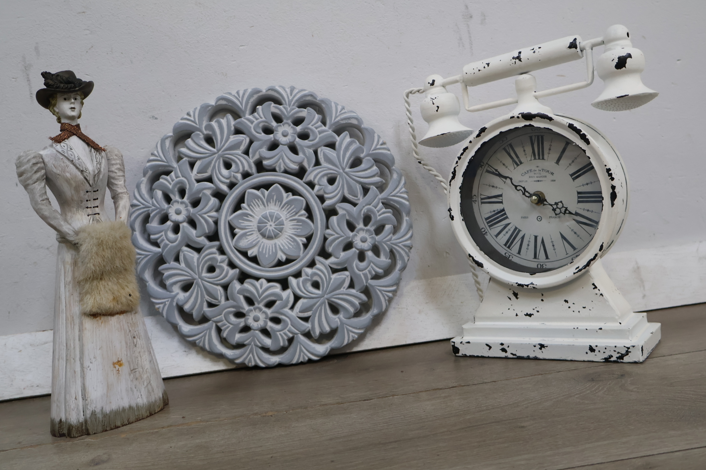 Vintage metalen tafelklok met telefoonvorm, ronde bloemige wanddecoratie en vintage houten beeldje van vrouw – foto 4 – kavel bij GSD Auctions, Zoeterwoude