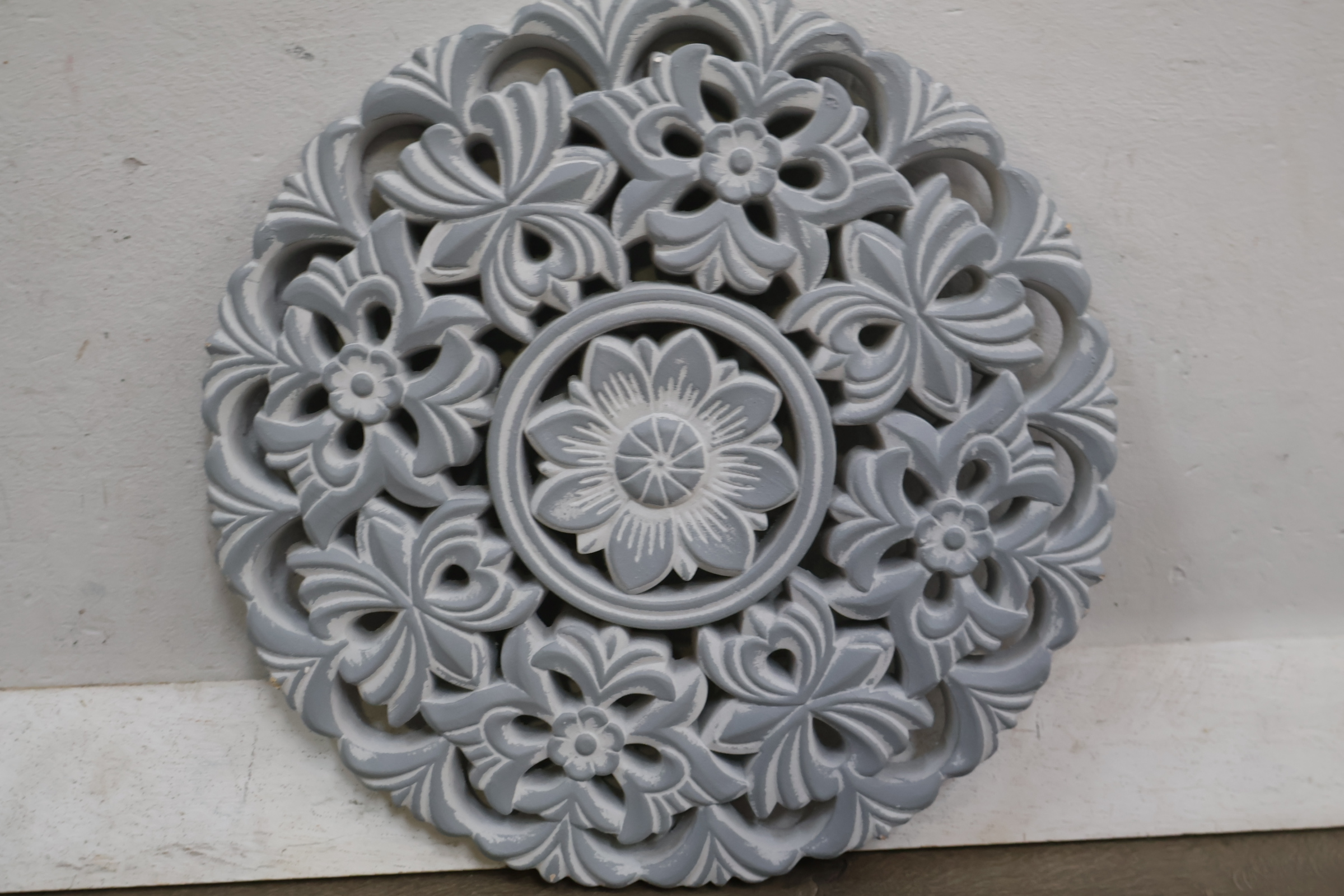 Vintage metalen tafelklok met telefoonvorm, ronde bloemige wanddecoratie en vintage houten beeldje van vrouw – foto 5 – kavel bij GSD Auctions, Zoeterwoude