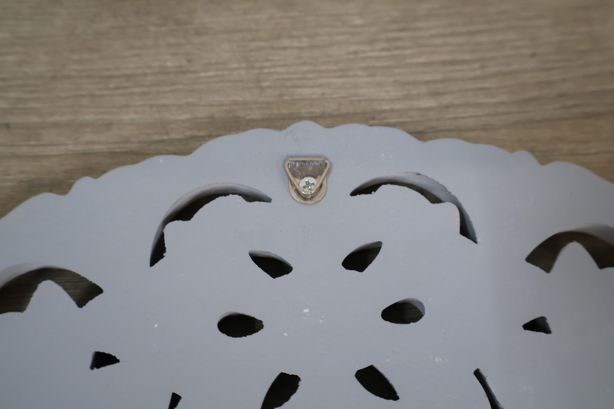 Vintage metalen tafelklok met telefoonvorm, ronde bloemige wanddecoratie en vintage houten beeldje van vrouw – foto 7 – kavel bij GSD Auctions, Zoeterwoude