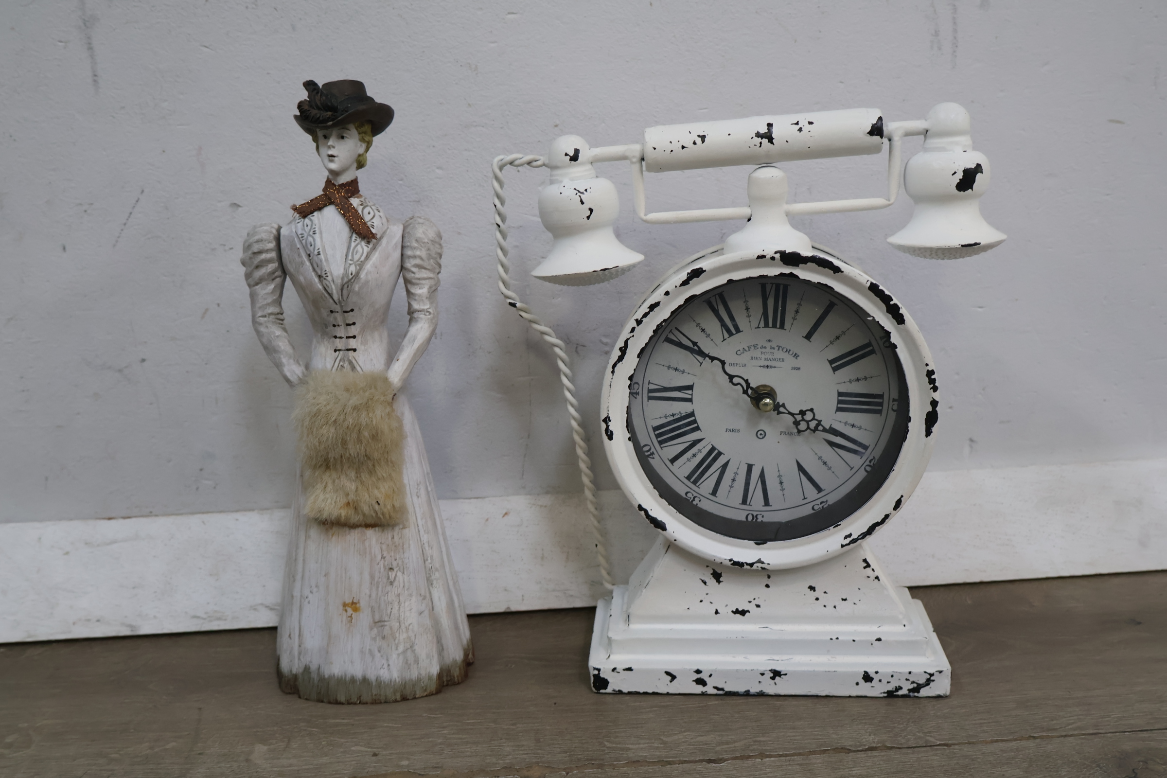 Vintage metalen tafelklok met telefoonvorm, ronde bloemige wanddecoratie en vintage houten beeldje van vrouw – foto 8 – kavel bij GSD Auctions, Zoeterwoude