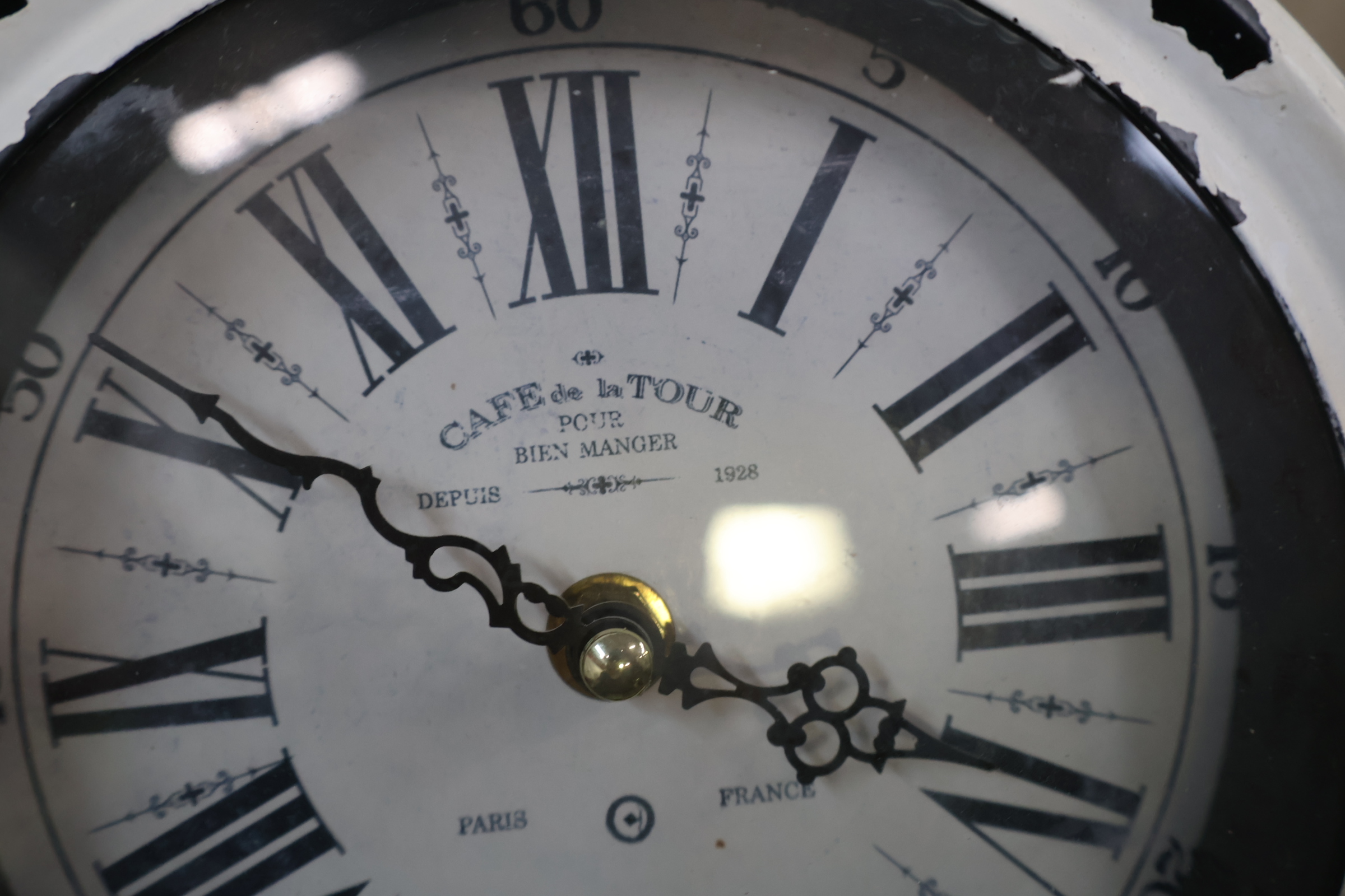 Vintage metalen tafelklok met telefoonvorm, ronde bloemige wanddecoratie en vintage houten beeldje van vrouw – foto 10 – kavel bij GSD Auctions, Zoeterwoude
