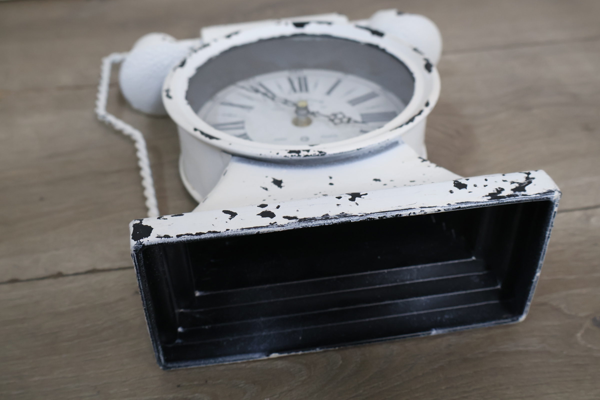 Vintage metalen tafelklok met telefoonvorm, ronde bloemige wanddecoratie en vintage houten beeldje van vrouw – foto 13 – kavel bij GSD Auctions, Zoeterwoude