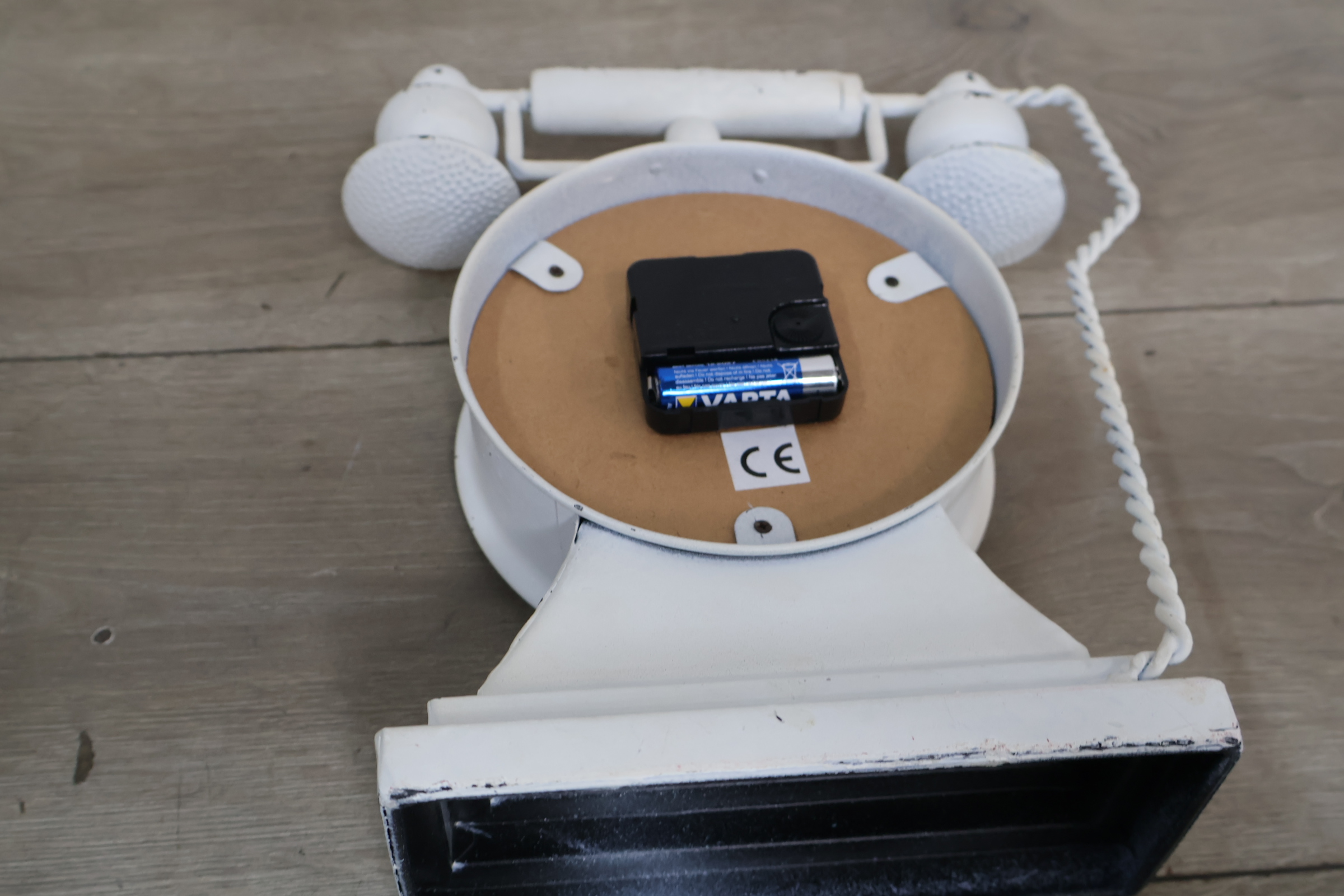 Vintage metalen tafelklok met telefoonvorm, ronde bloemige wanddecoratie en vintage houten beeldje van vrouw – foto 14 – kavel bij GSD Auctions, Zoeterwoude