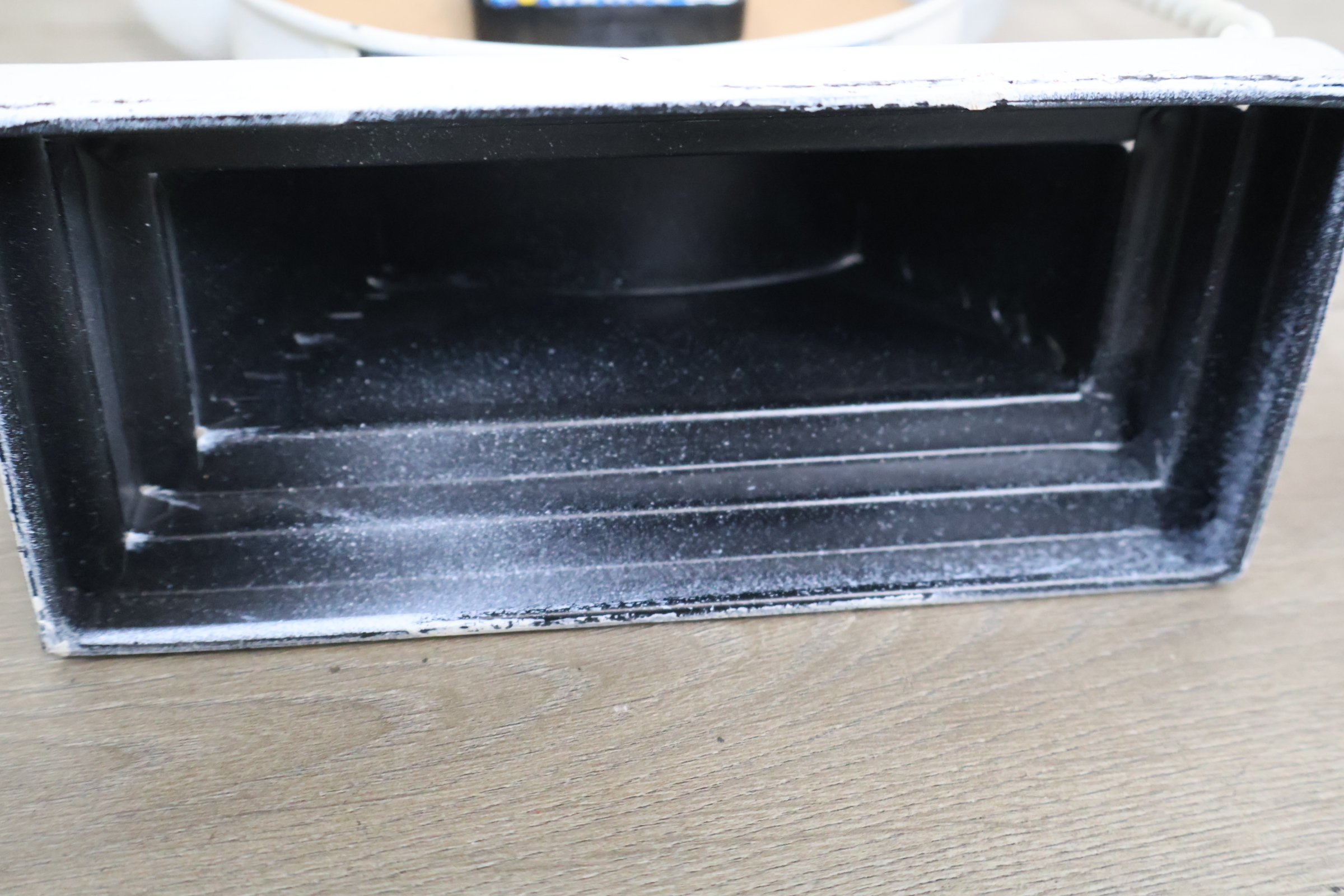Vintage metalen tafelklok met telefoonvorm, ronde bloemige wanddecoratie en vintage houten beeldje van vrouw – foto 15 – kavel bij GSD Auctions, Zoeterwoude