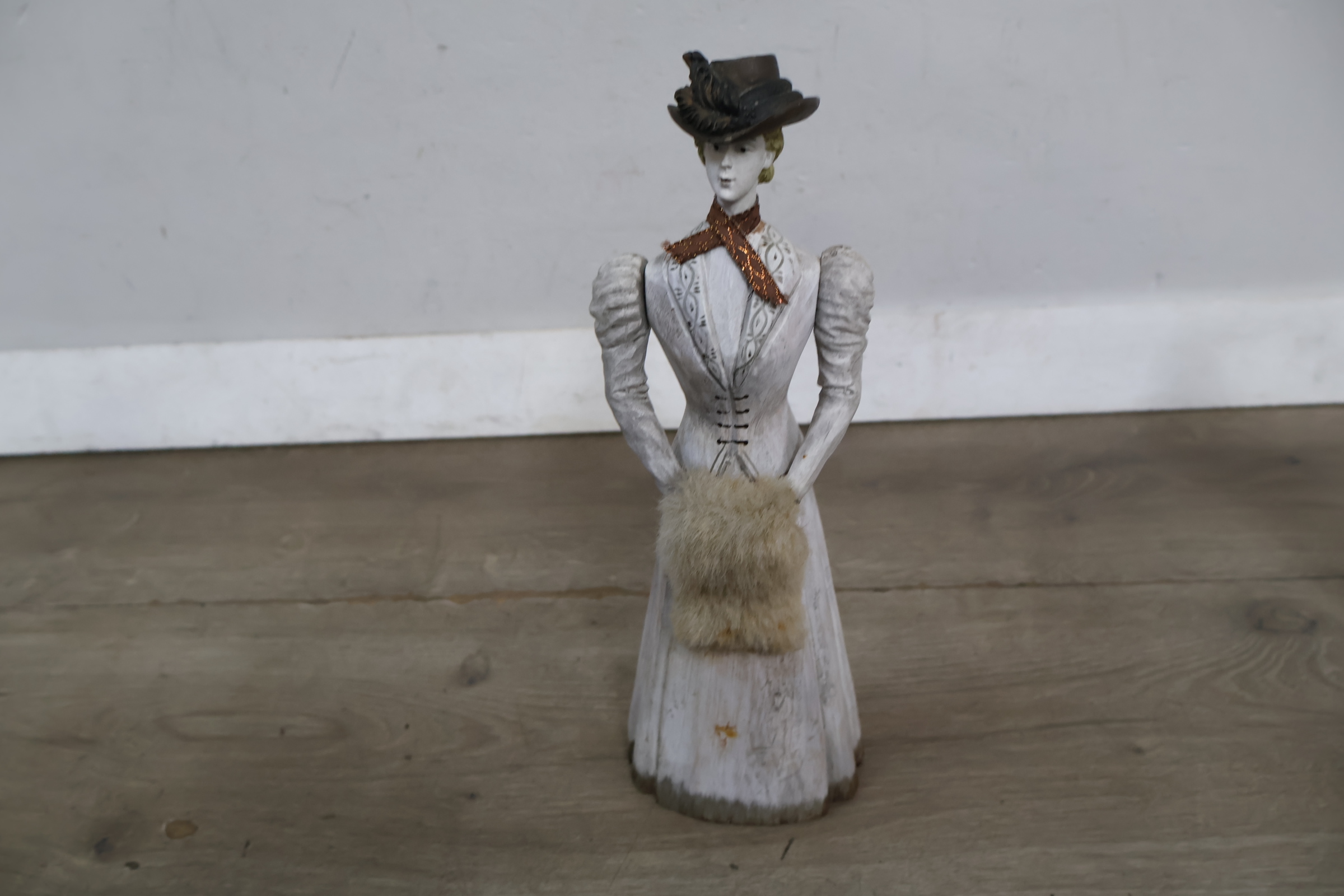 Vintage metalen tafelklok met telefoonvorm, ronde bloemige wanddecoratie en vintage houten beeldje van vrouw – foto 16 – kavel bij GSD Auctions, Zoeterwoude
