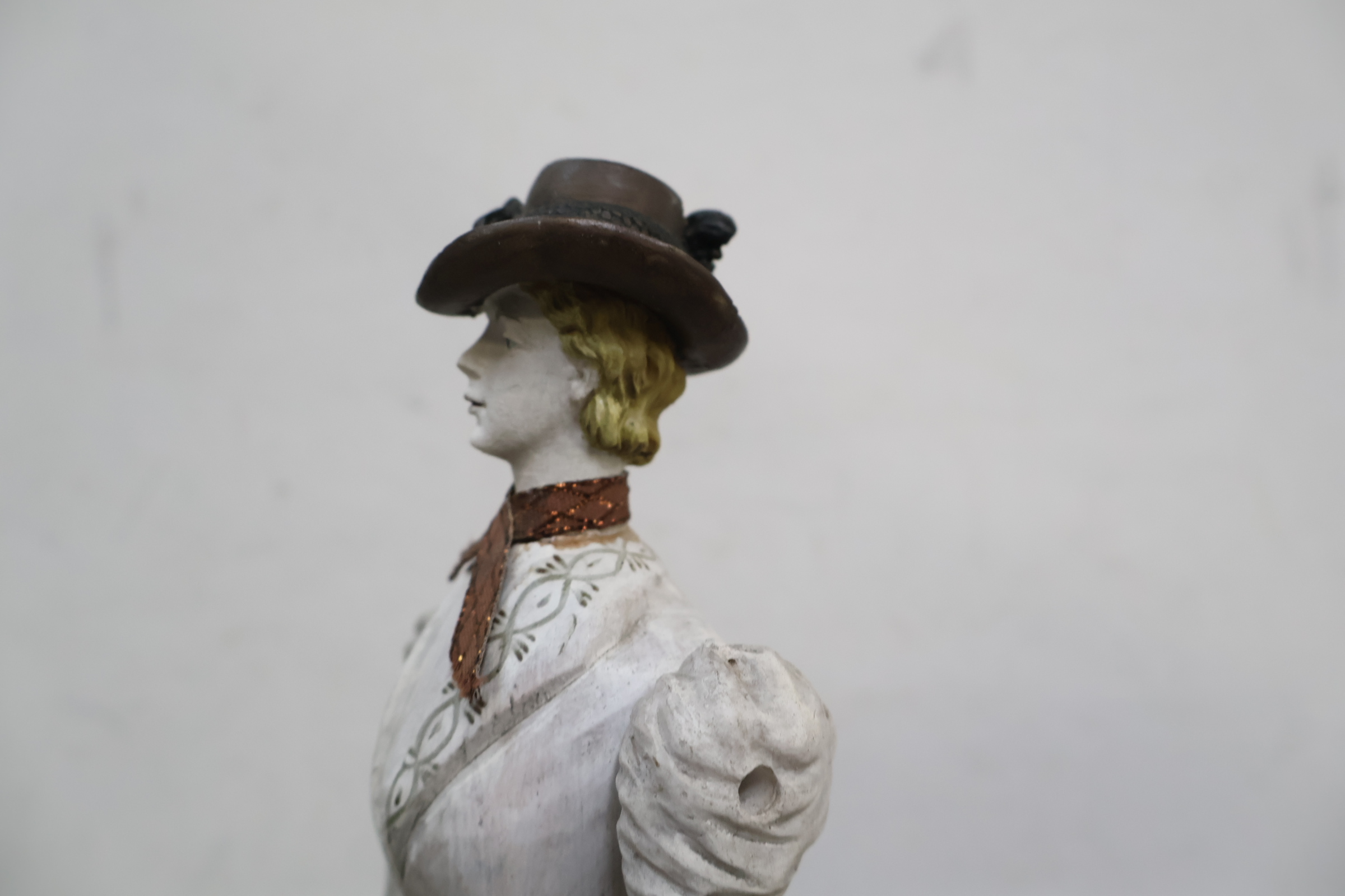 Vintage metalen tafelklok met telefoonvorm, ronde bloemige wanddecoratie en vintage houten beeldje van vrouw – foto 18 – kavel bij GSD Auctions, Zoeterwoude