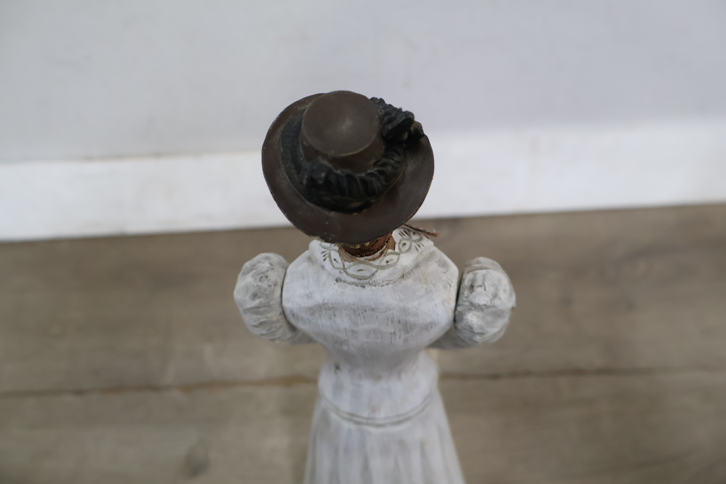 Vintage metalen tafelklok met telefoonvorm, ronde bloemige wanddecoratie en vintage houten beeldje van vrouw – foto 21 – kavel bij GSD Auctions, Zoeterwoude