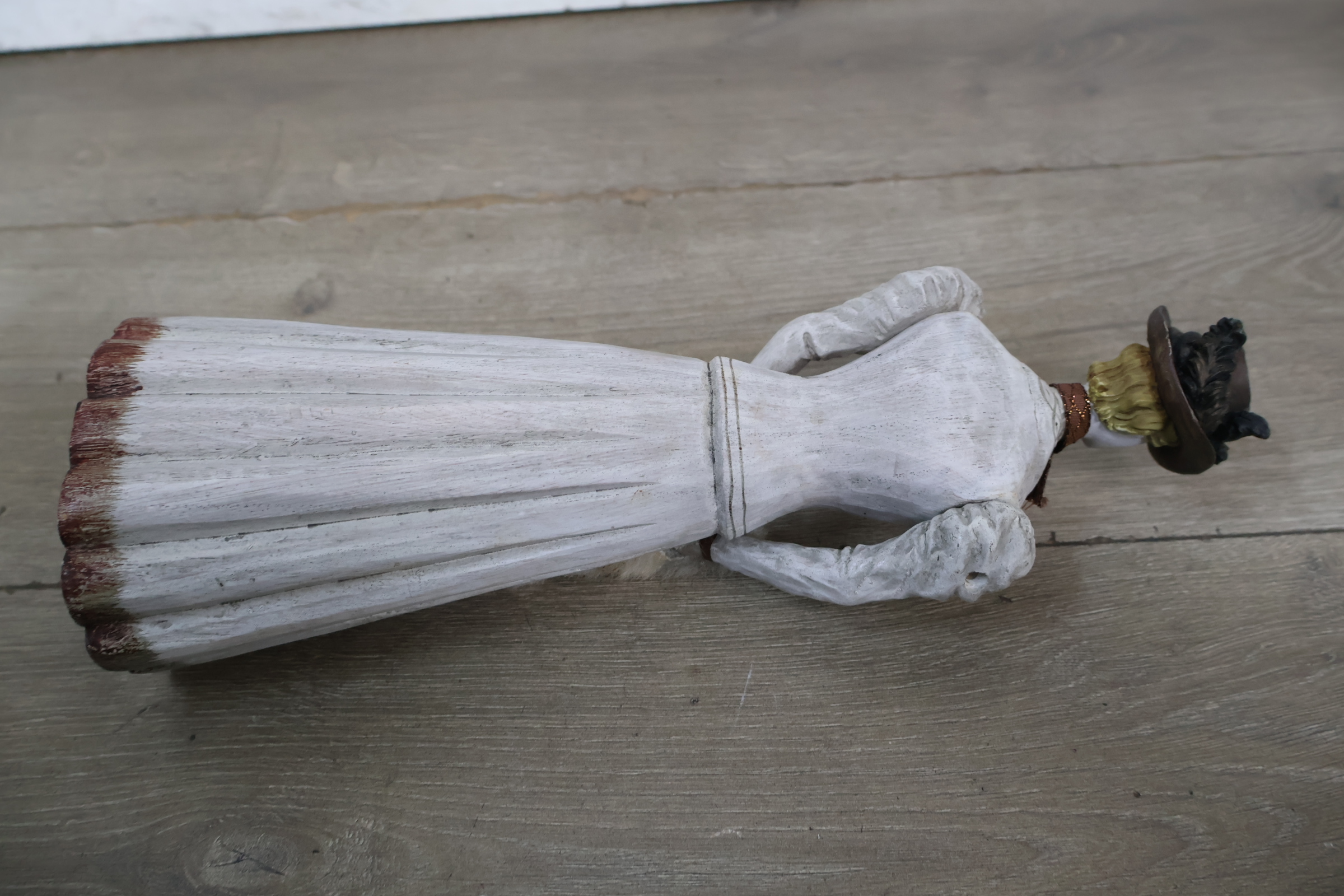Vintage metalen tafelklok met telefoonvorm, ronde bloemige wanddecoratie en vintage houten beeldje van vrouw – foto 22 – kavel bij GSD Auctions, Zoeterwoude