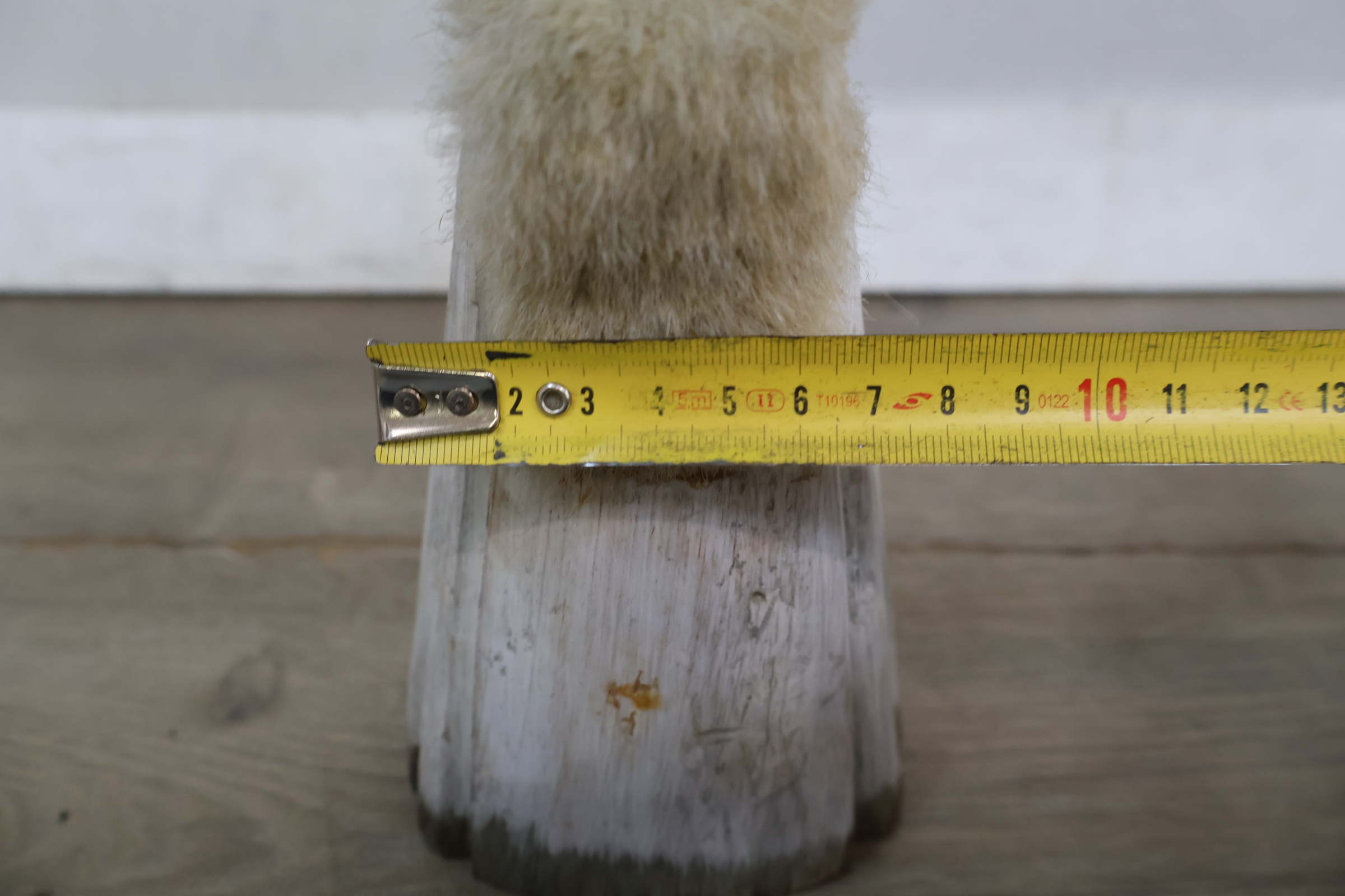 Vintage metalen tafelklok met telefoonvorm, ronde bloemige wanddecoratie en vintage houten beeldje van vrouw – foto 25 – kavel bij GSD Auctions, Zoeterwoude