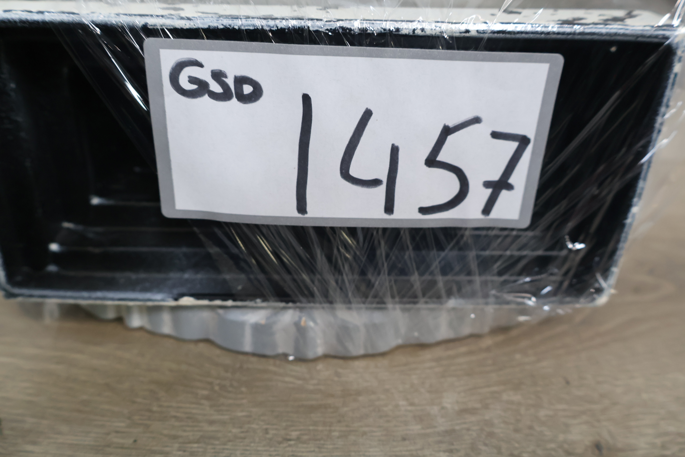 Vintage metalen tafelklok met telefoonvorm, ronde bloemige wanddecoratie en vintage houten beeldje van vrouw – foto 29 – kavel bij GSD Auctions, Zoeterwoude