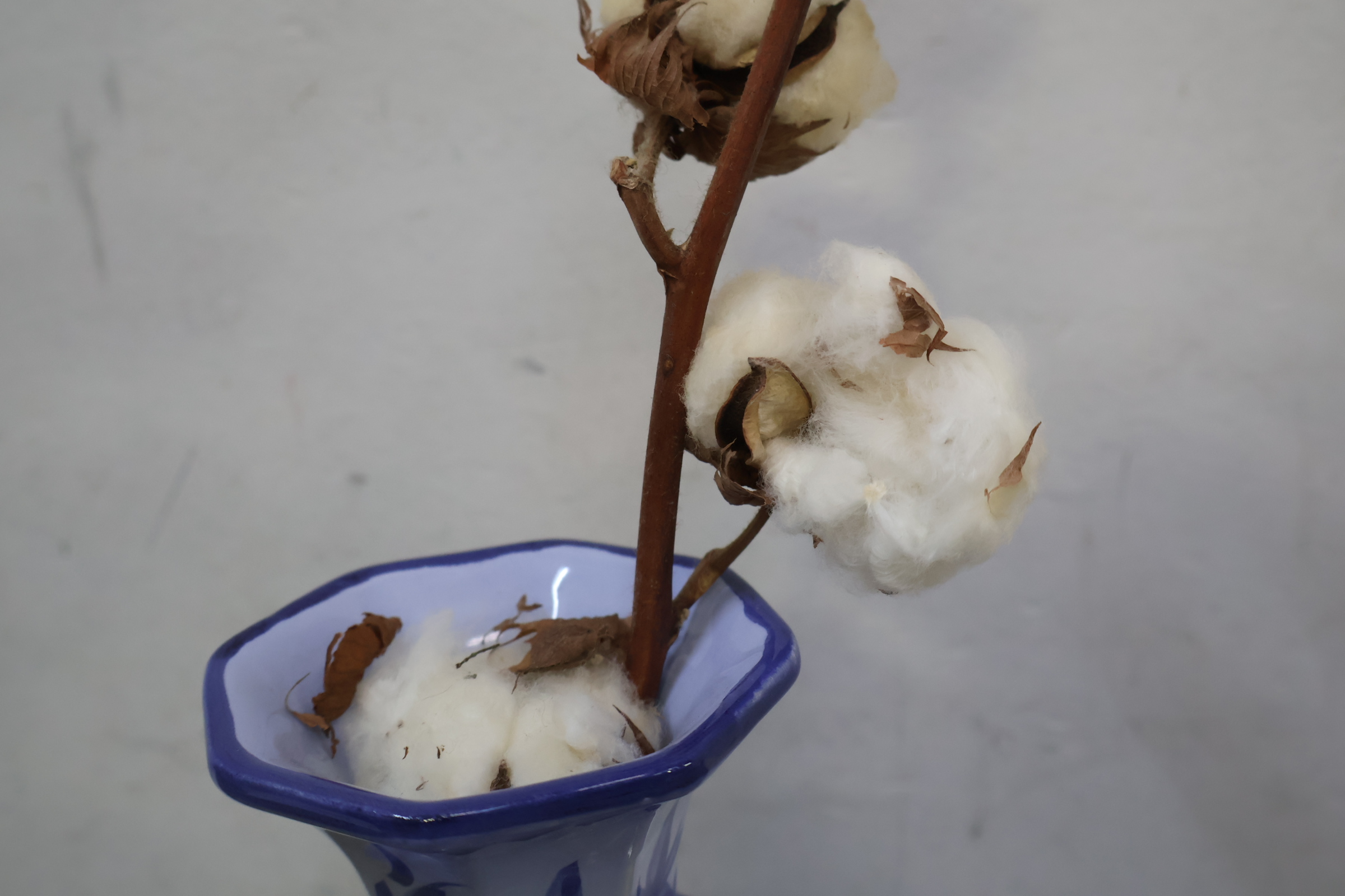Keramische vaas met bloemenmotief – foto 6 – kavel bij GSD Auctions, Zoeterwoude
