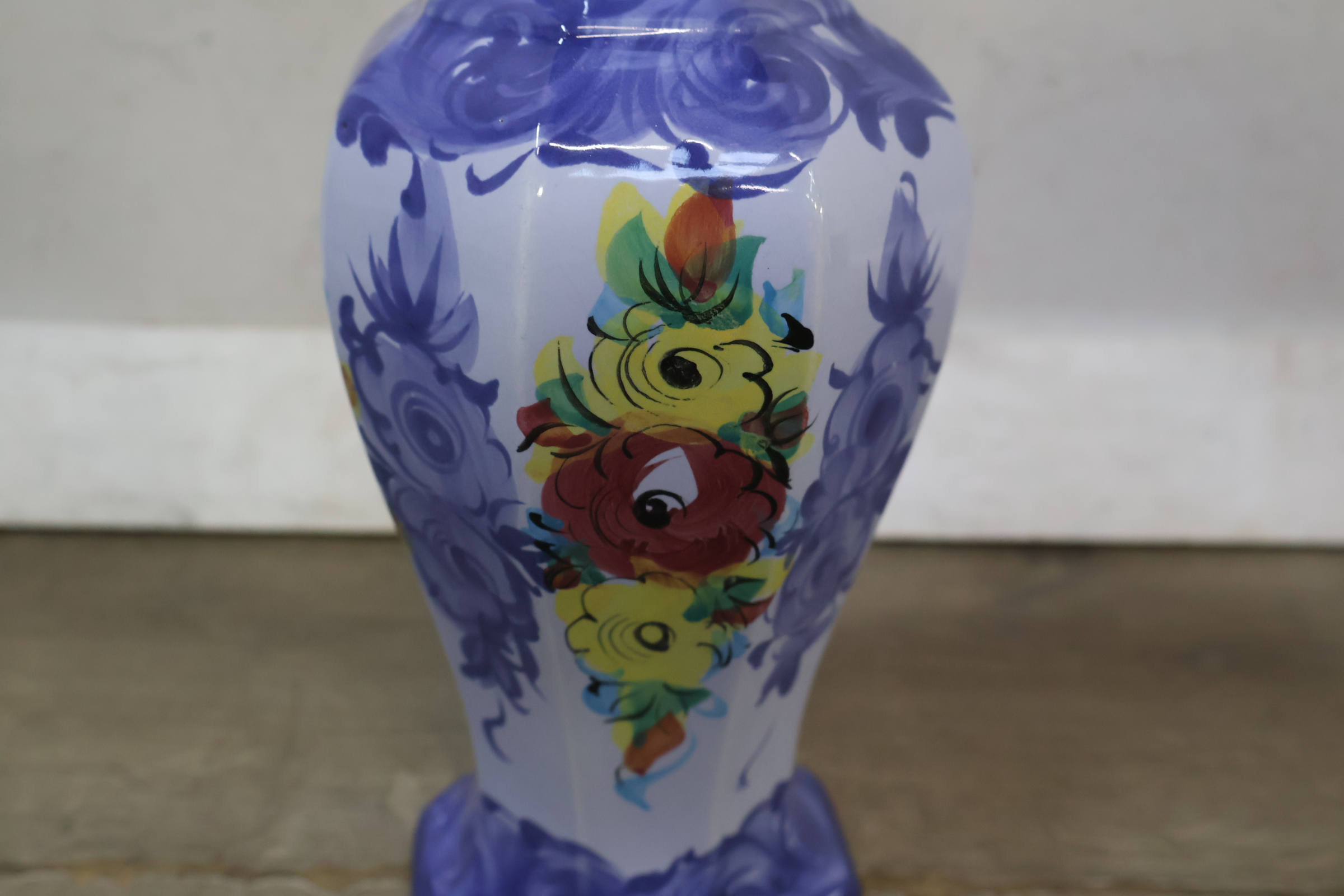 Keramische vaas met bloemenmotief – foto 9 – kavel bij GSD Auctions, Zoeterwoude