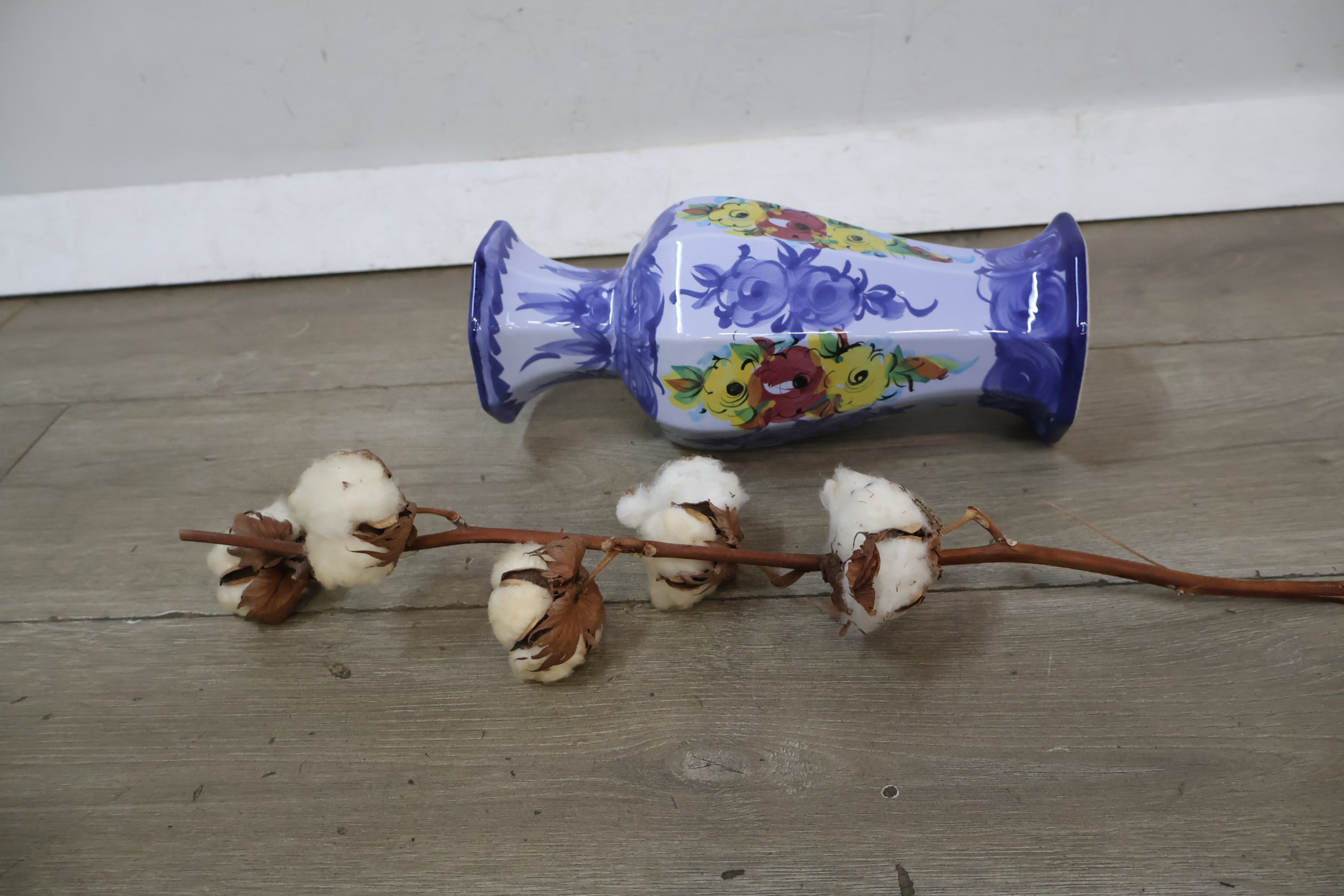 Keramische vaas met bloemenmotief – foto 13 – kavel bij GSD Auctions, Zoeterwoude