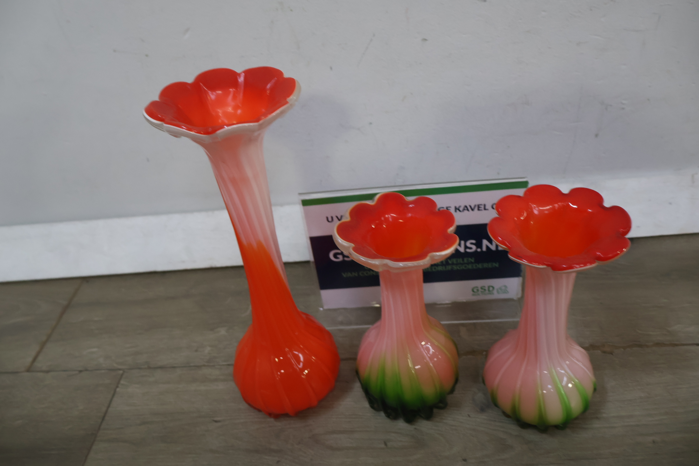 Set van drie glazen vazen – foto 2 – kavel bij GSD Auctions, Zoeterwoude