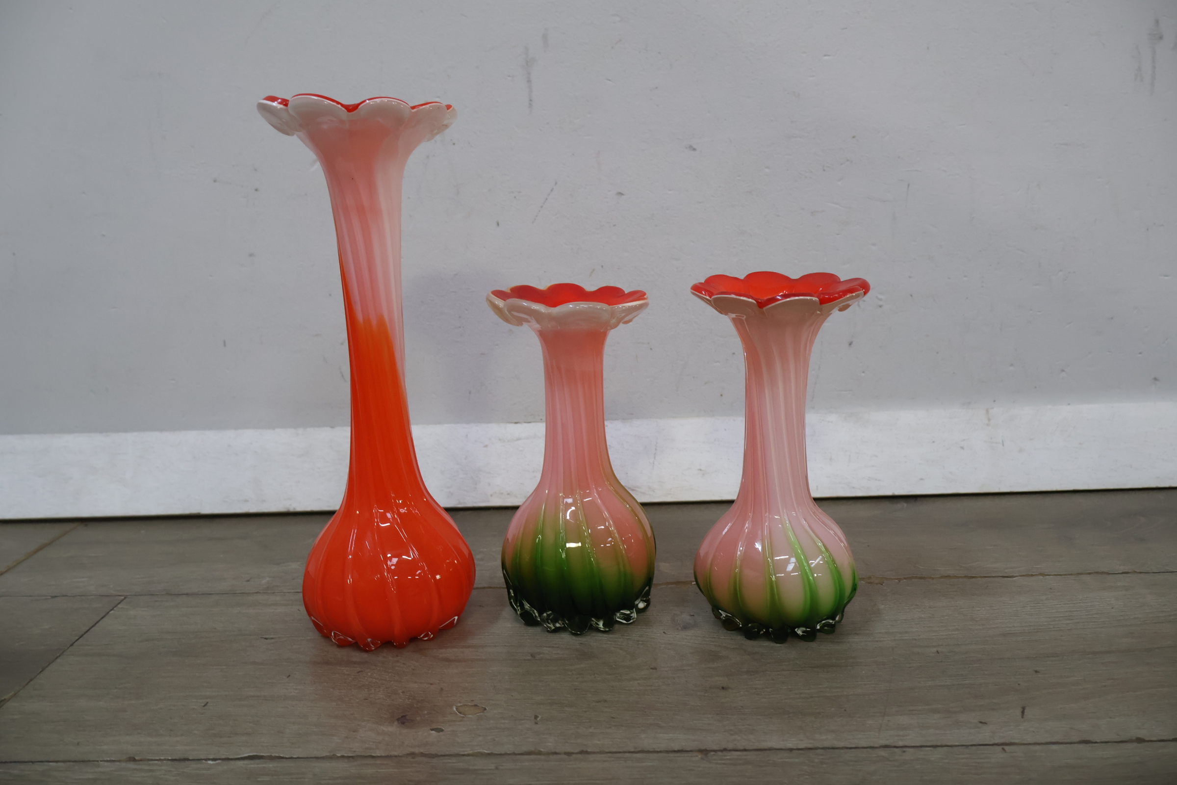 Set van drie glazen vazen – foto 3 – kavel bij GSD Auctions, Zoeterwoude