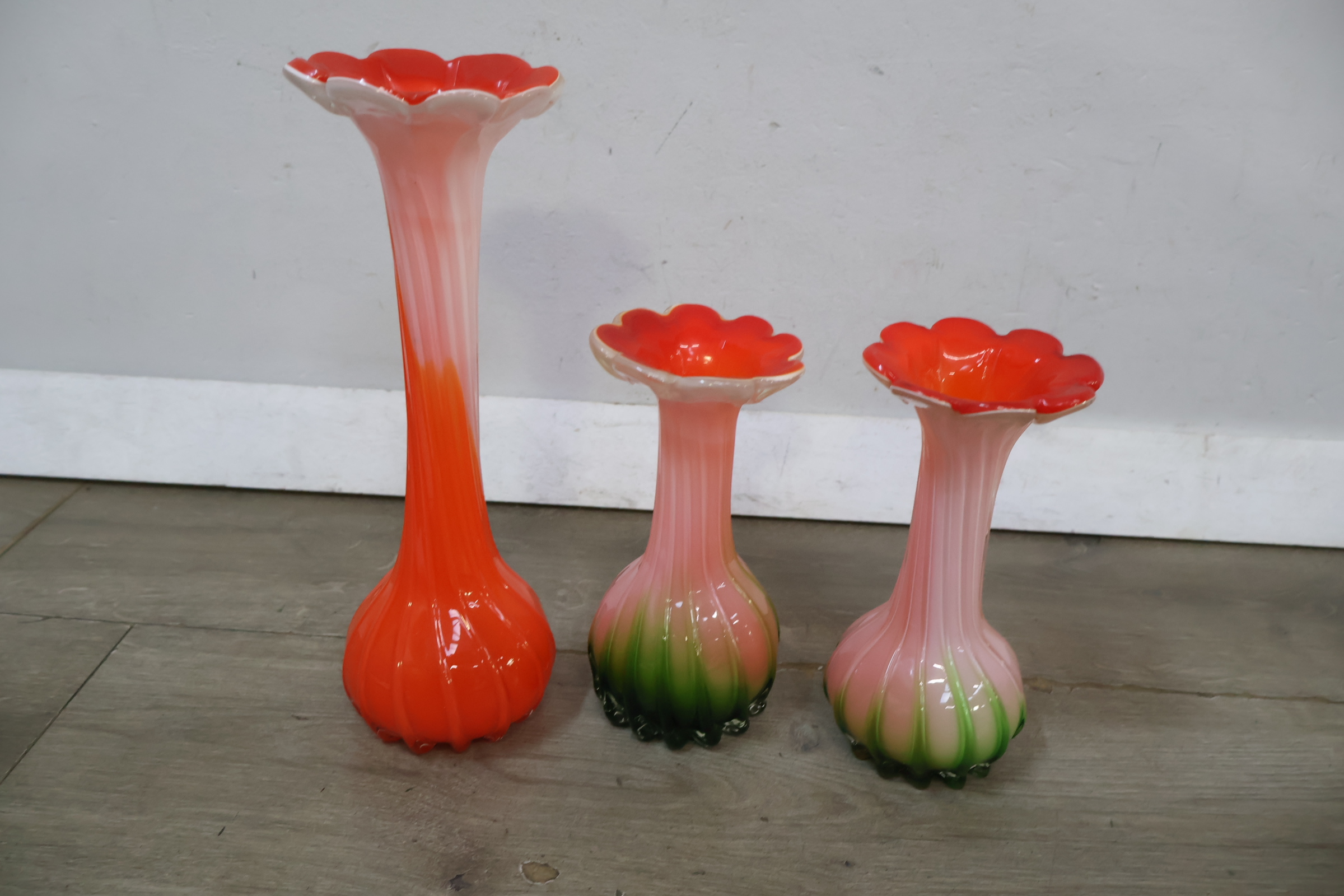 Set van drie glazen vazen – foto 4 – kavel bij GSD Auctions, Zoeterwoude