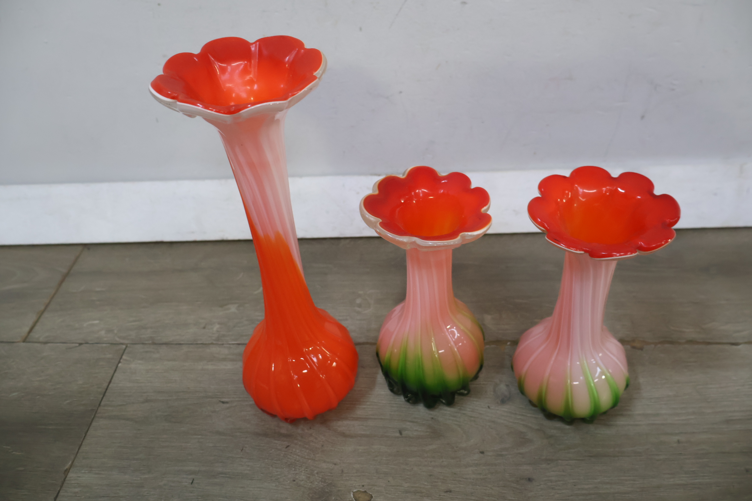 Set van drie glazen vazen – foto 5 – kavel bij GSD Auctions, Zoeterwoude