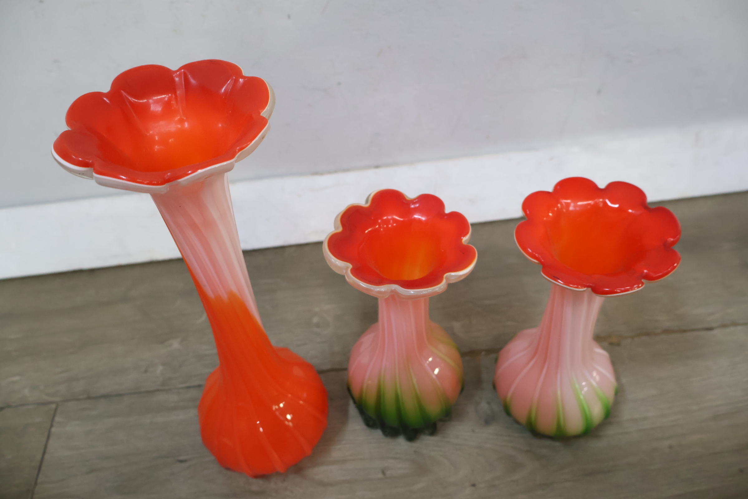 Set van drie glazen vazen – foto 6 – kavel bij GSD Auctions, Zoeterwoude