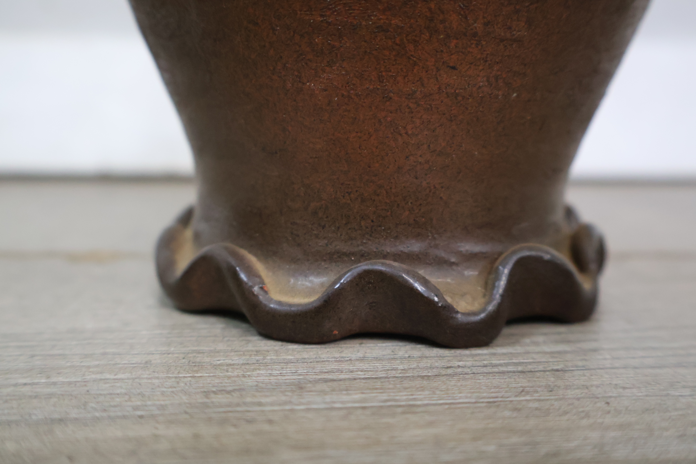Set van 4 bruine aardewerk potten – foto 11 – kavel bij GSD Auctions, Zoeterwoude