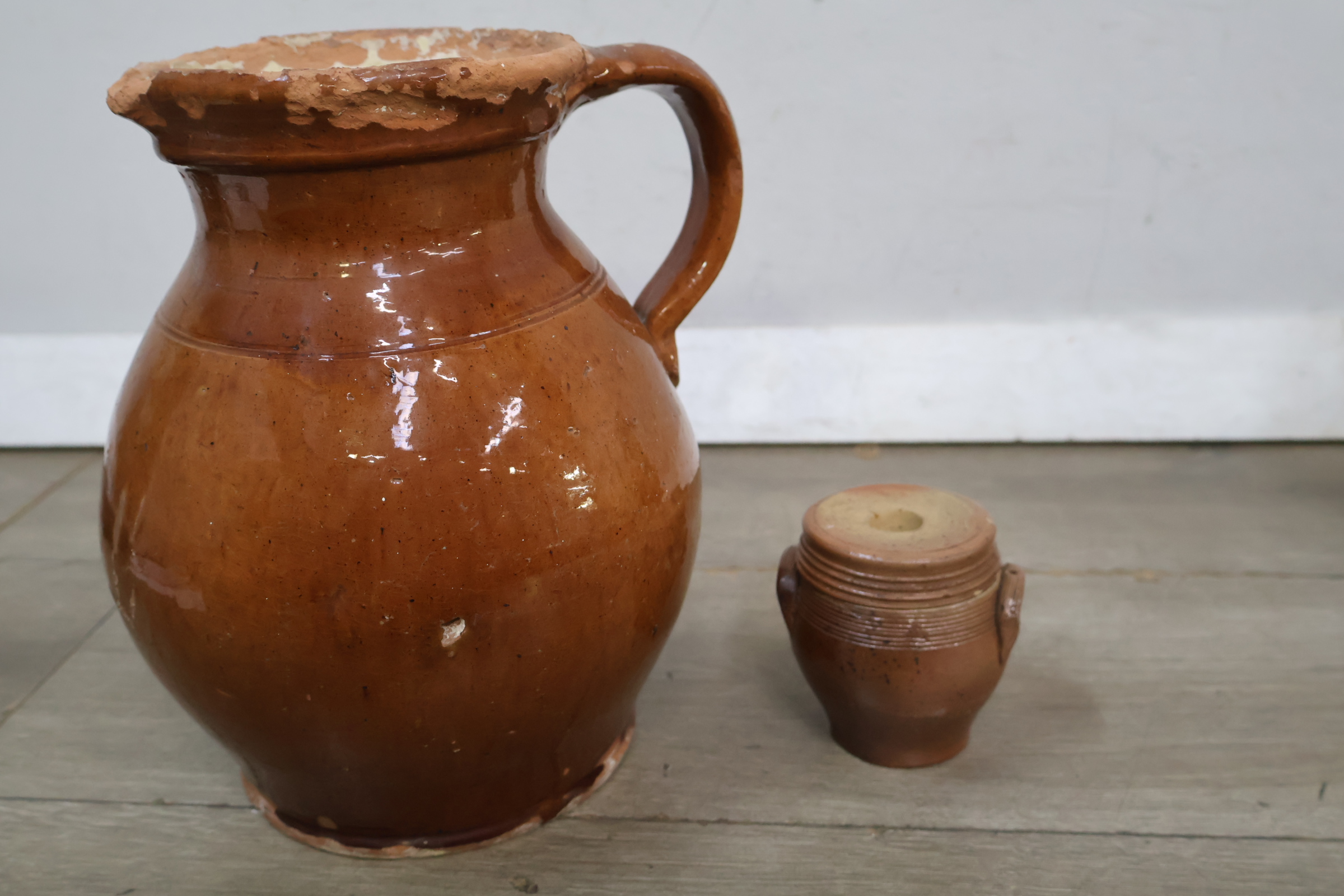 Set van 4 bruine aardewerk potten – foto 12 – kavel bij GSD Auctions, Zoeterwoude