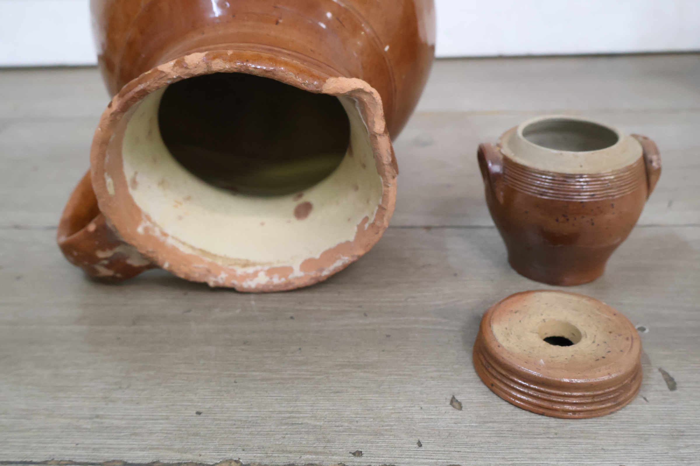 Set van 4 bruine aardewerk potten – foto 15 – kavel bij GSD Auctions, Zoeterwoude