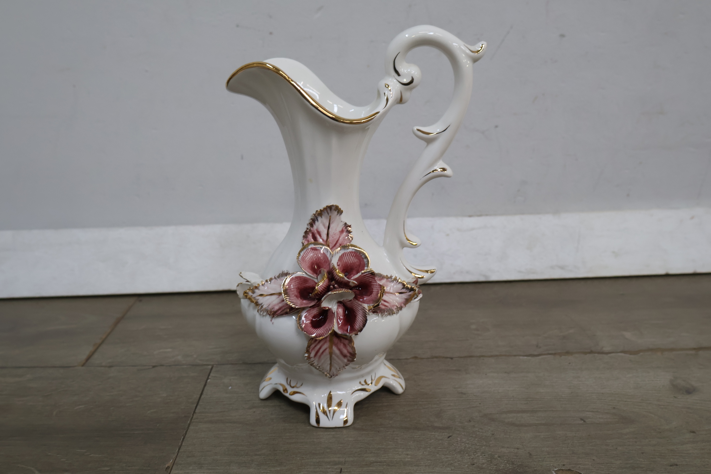 Decoratieve witte porseleinen kan met bloemornament – foto 3 – kavel bij GSD Auctions, Zoeterwoude