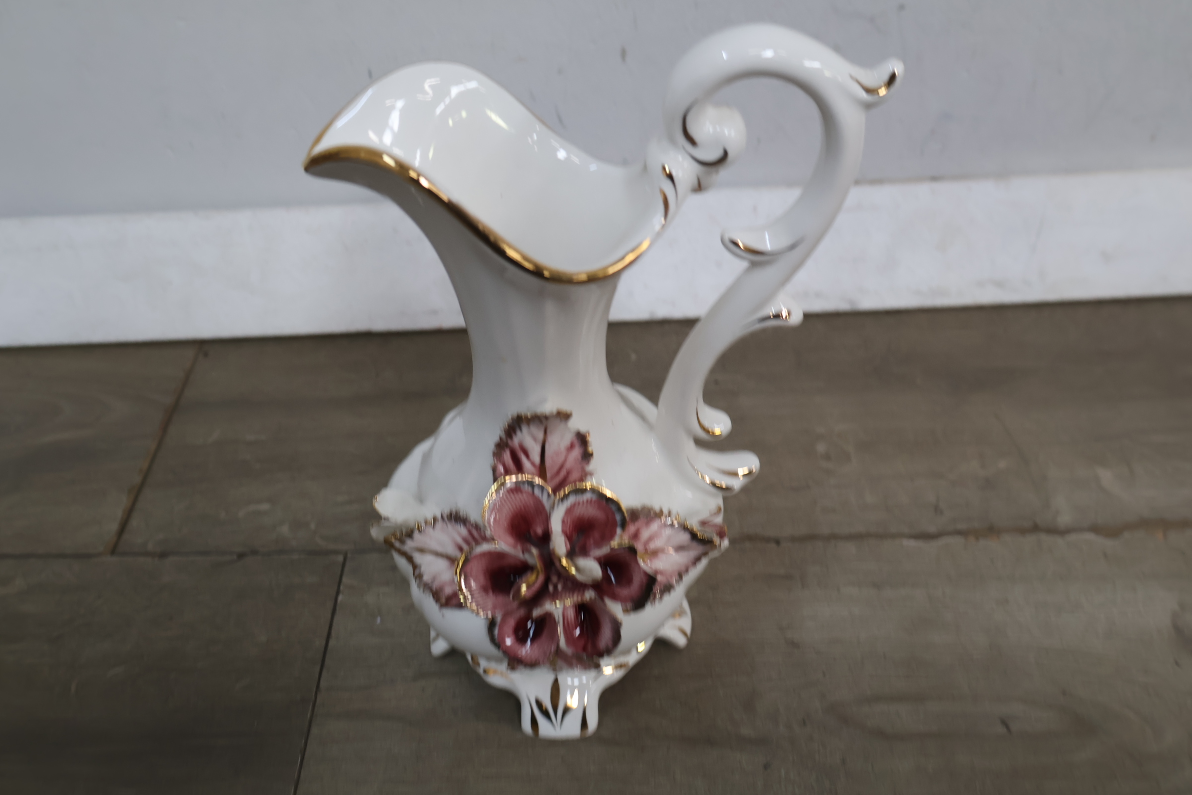 Decoratieve witte porseleinen kan met bloemornament – foto 6 – kavel bij GSD Auctions, Zoeterwoude