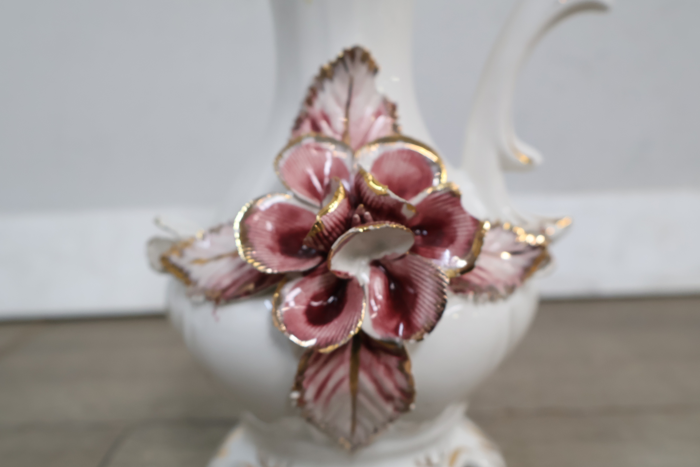 Decoratieve witte porseleinen kan met bloemornament – foto 7 – kavel bij GSD Auctions, Zoeterwoude