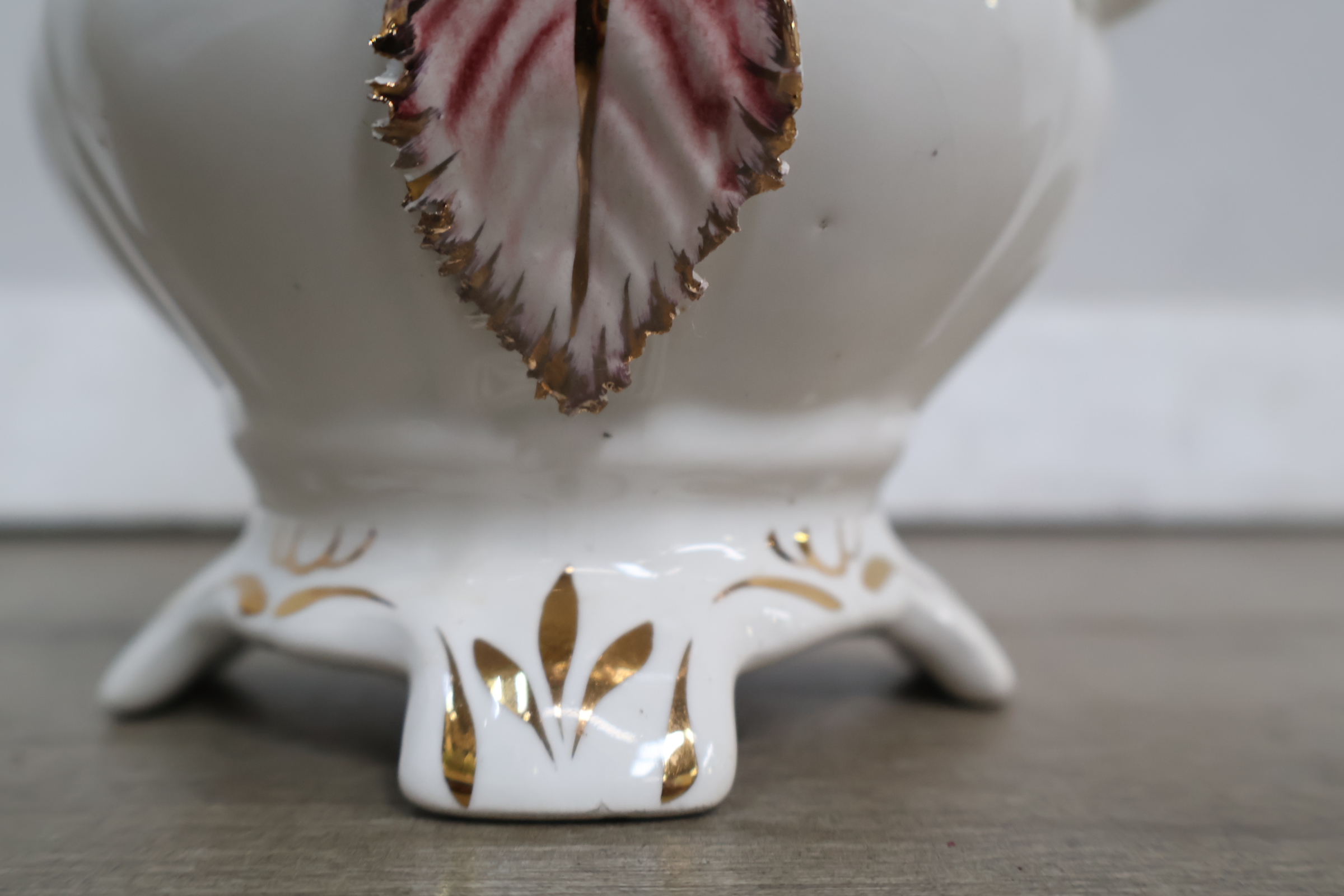 Decoratieve witte porseleinen kan met bloemornament – foto 8 – kavel bij GSD Auctions, Zoeterwoude
