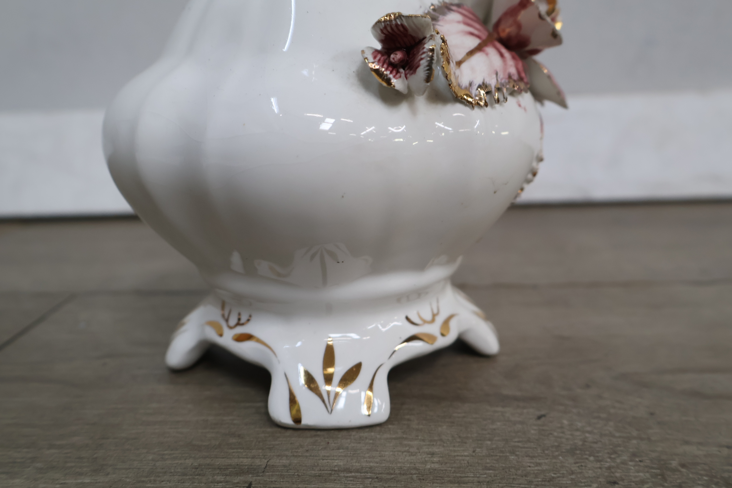 Decoratieve witte porseleinen kan met bloemornament – foto 9 – kavel bij GSD Auctions, Zoeterwoude