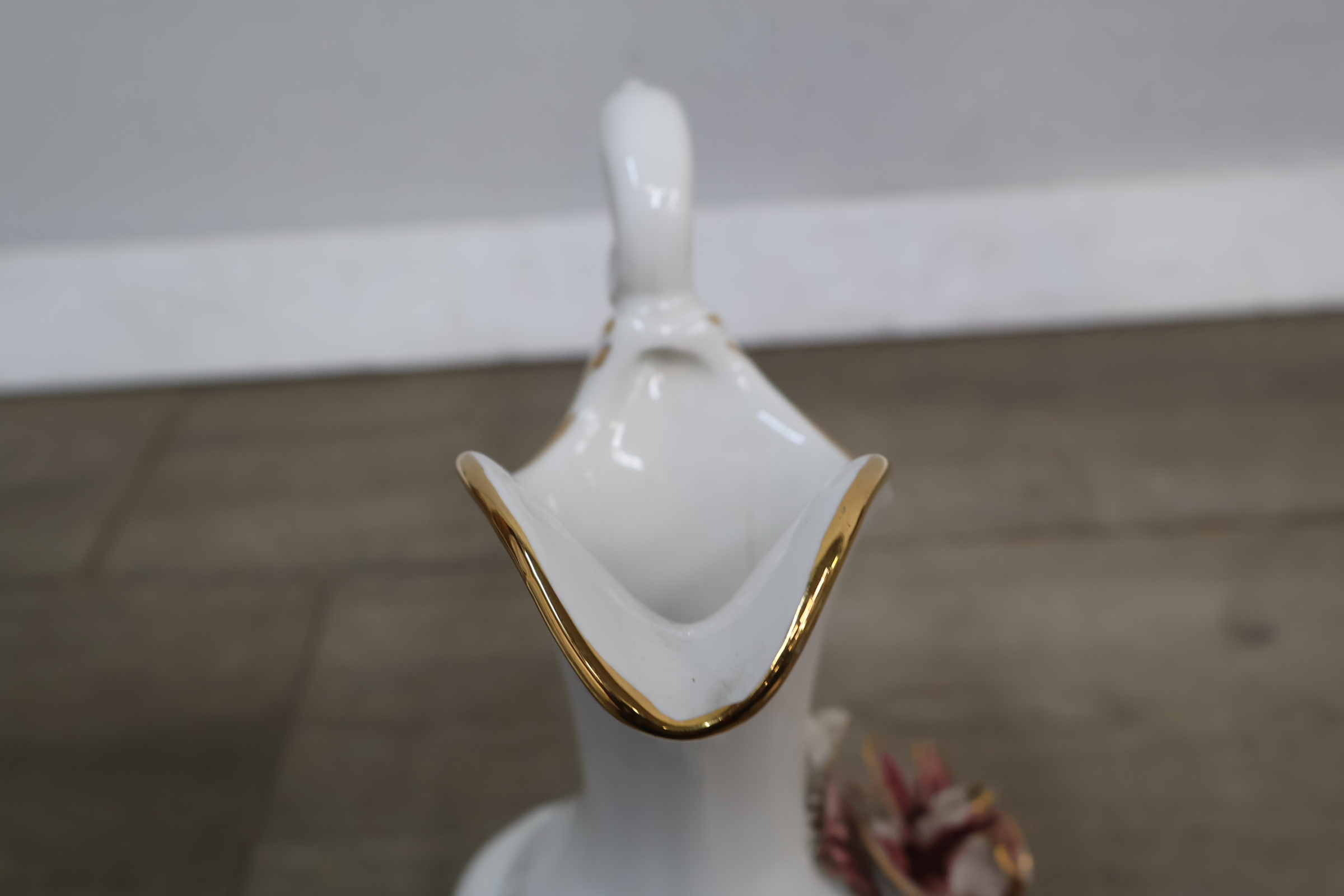 Decoratieve witte porseleinen kan met bloemornament – foto 10 – kavel bij GSD Auctions, Zoeterwoude