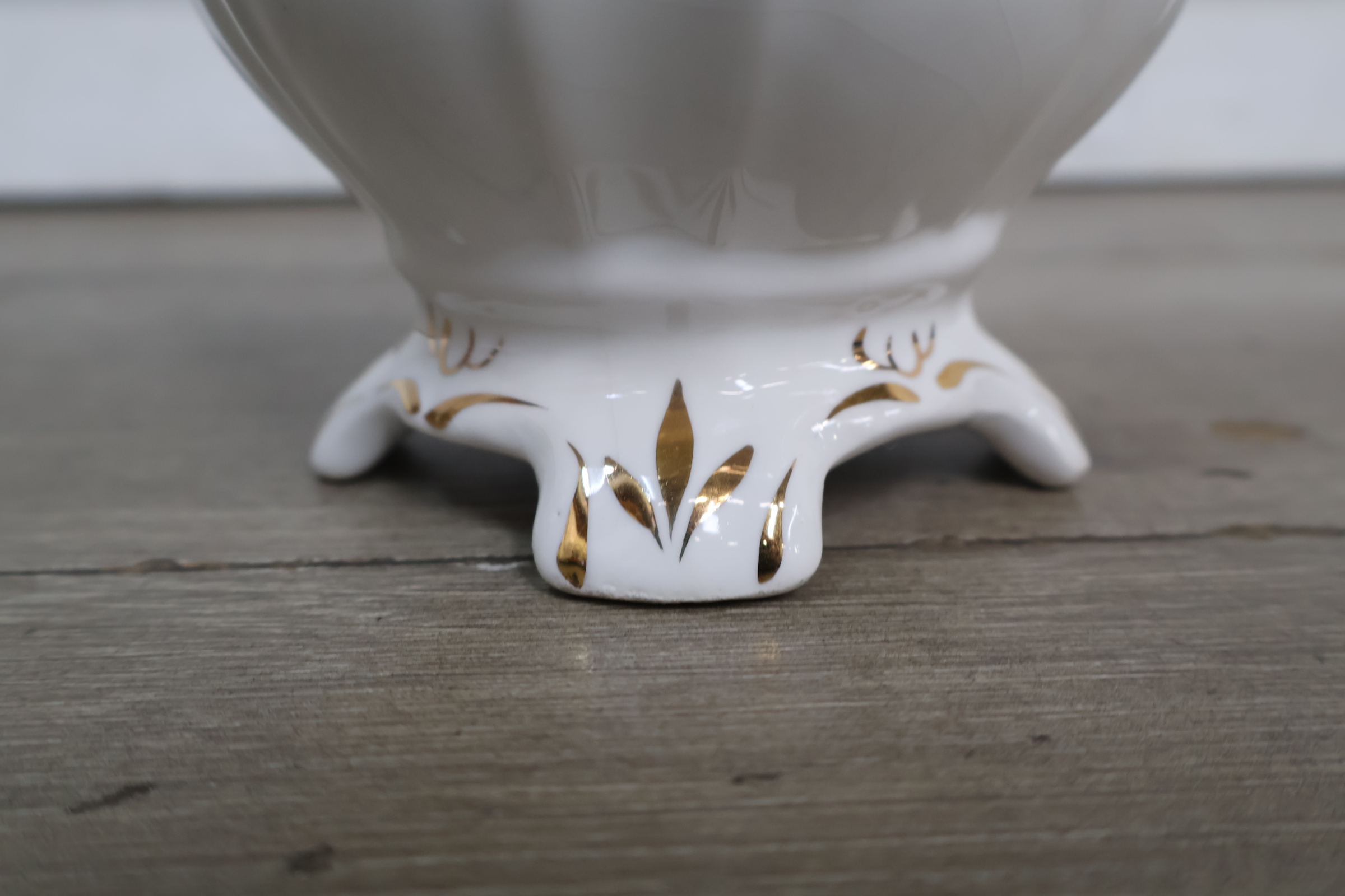 Decoratieve witte porseleinen kan met bloemornament – foto 11 – kavel bij GSD Auctions, Zoeterwoude