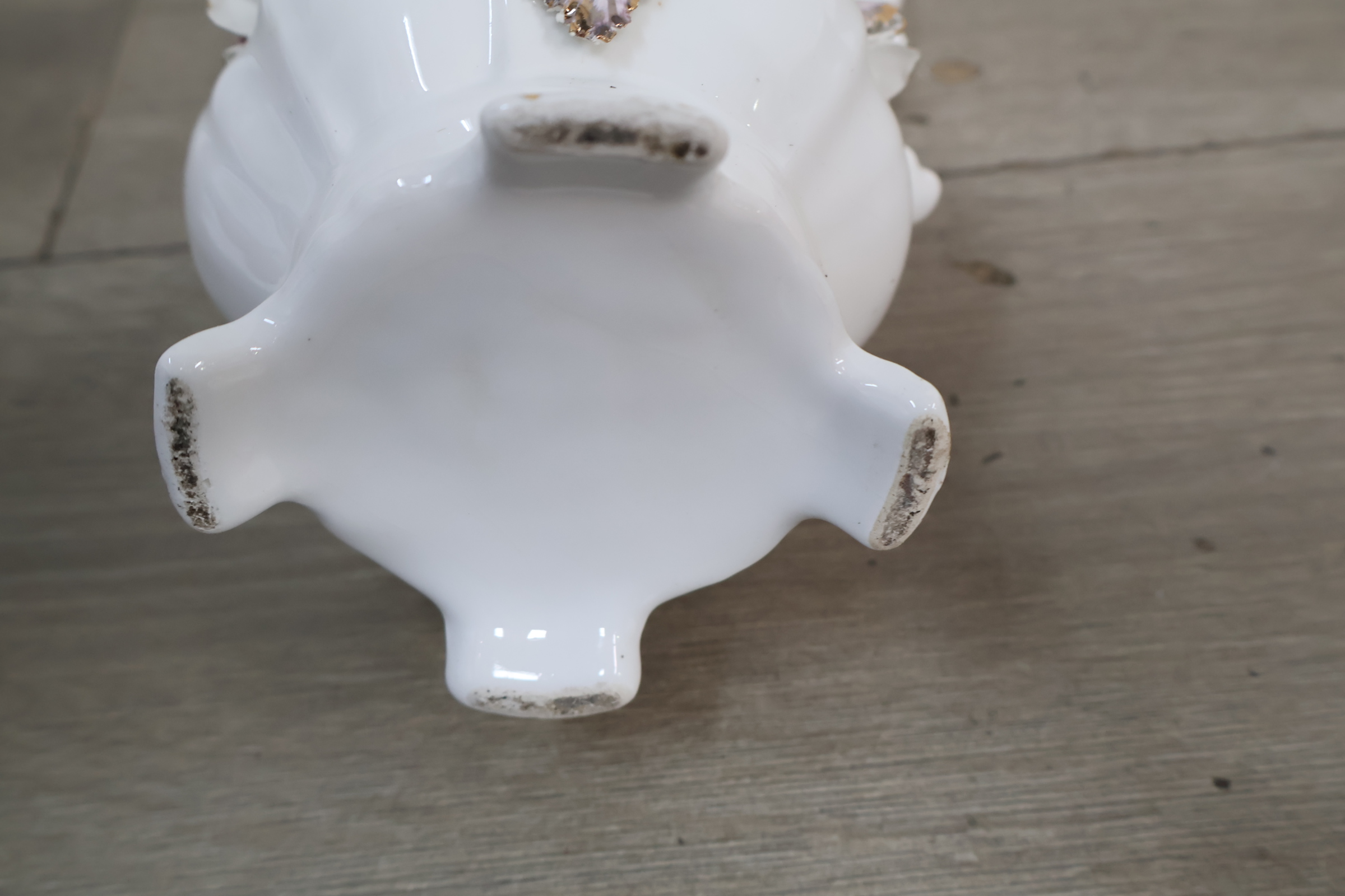 Decoratieve witte porseleinen kan met bloemornament – foto 14 – kavel bij GSD Auctions, Zoeterwoude