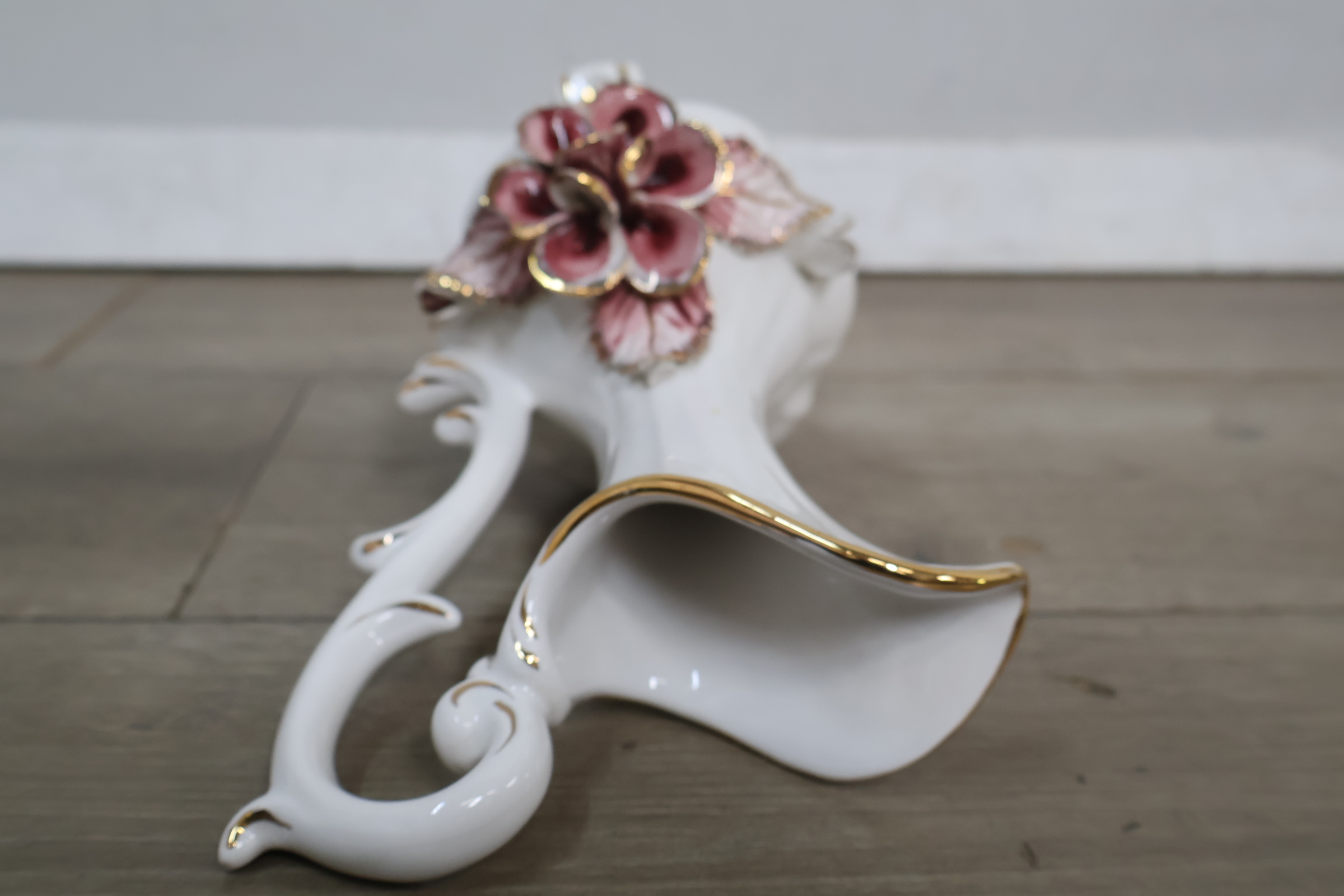 Decoratieve witte porseleinen kan met bloemornament – foto 15 – kavel bij GSD Auctions, Zoeterwoude