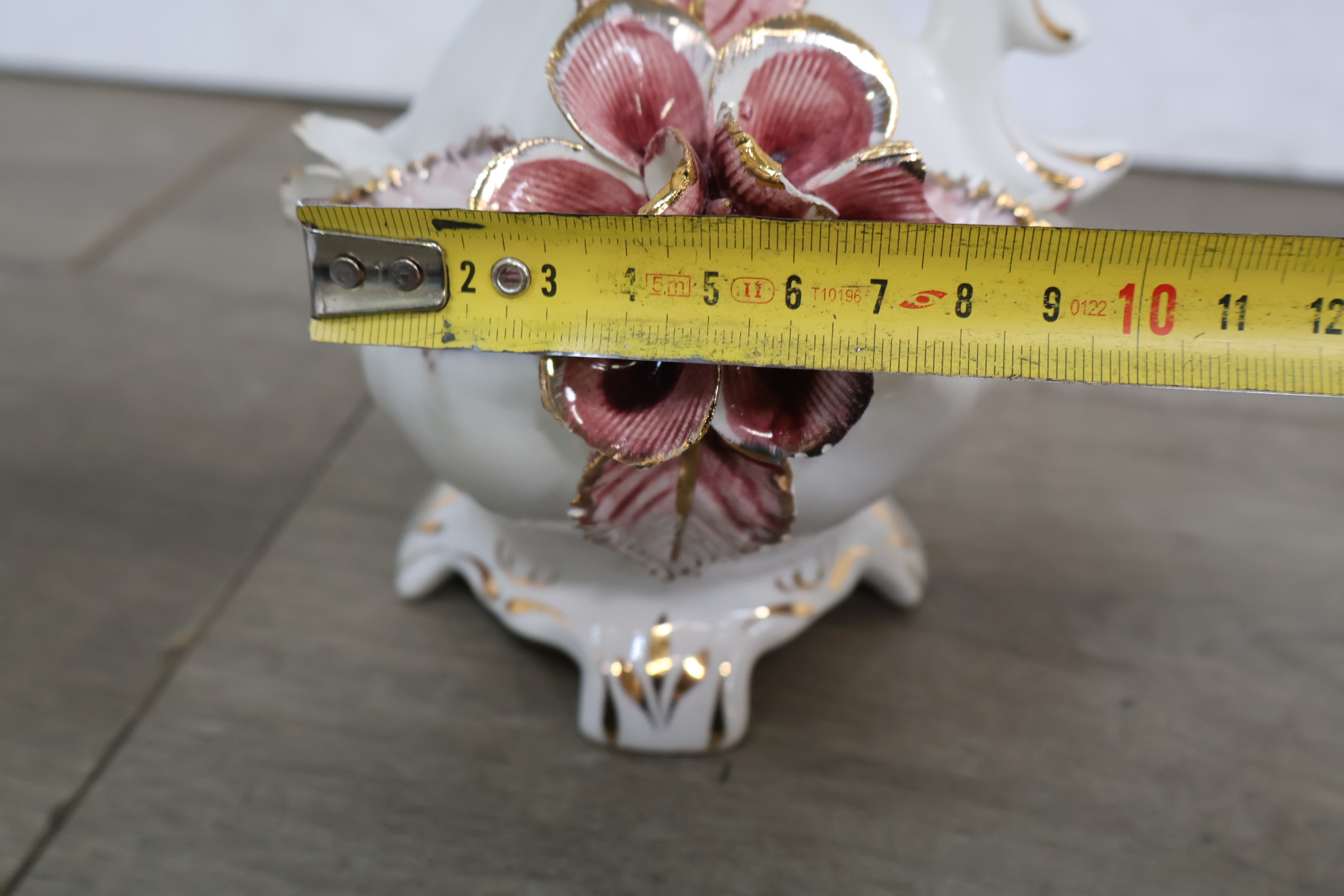 Decoratieve witte porseleinen kan met bloemornament – foto 16 – kavel bij GSD Auctions, Zoeterwoude