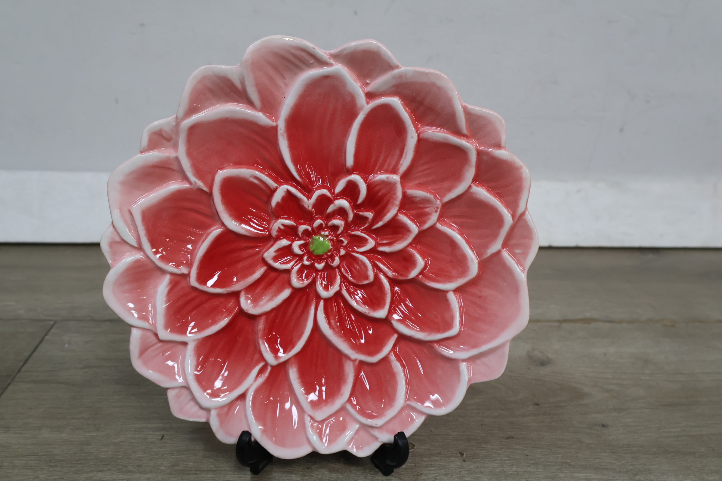 Decoratief keramisch kleurrijk bloemvormig bord – foto 3 – kavel bij GSD Auctions, Zoeterwoude