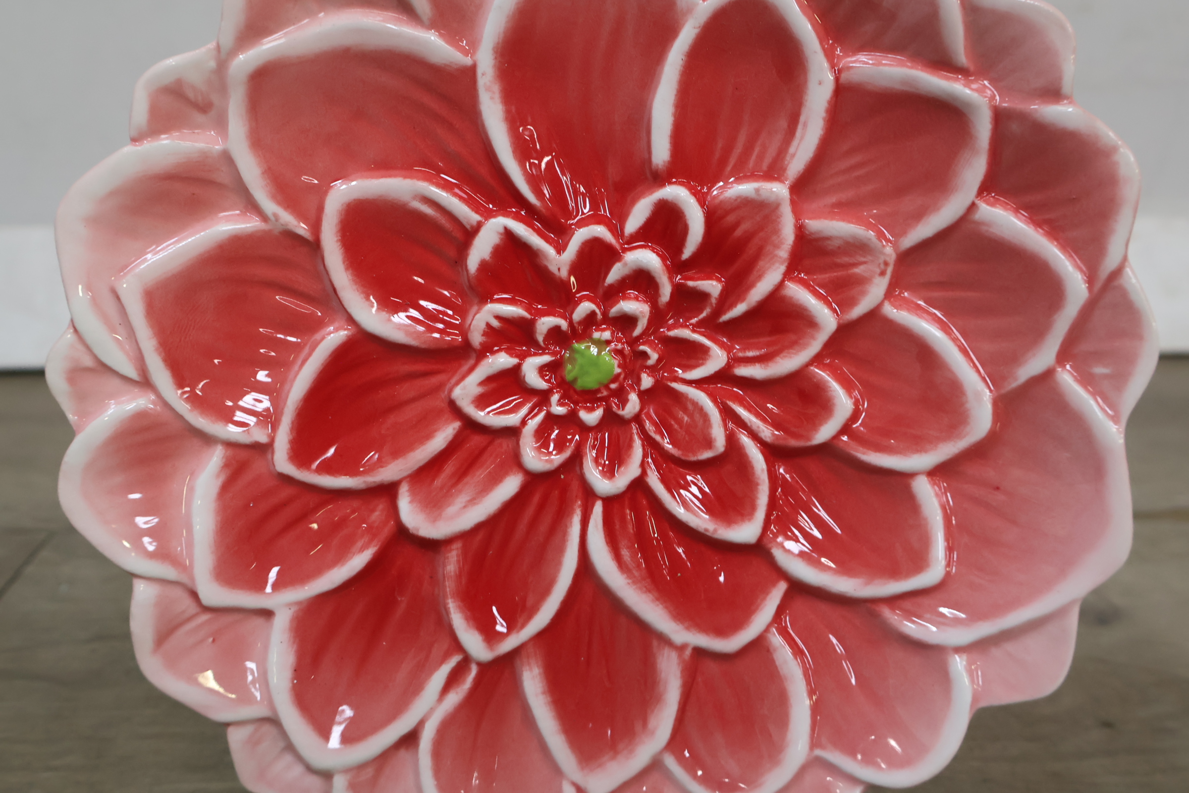 Decoratief keramisch kleurrijk bloemvormig bord – foto 9 – kavel bij GSD Auctions, Zoeterwoude