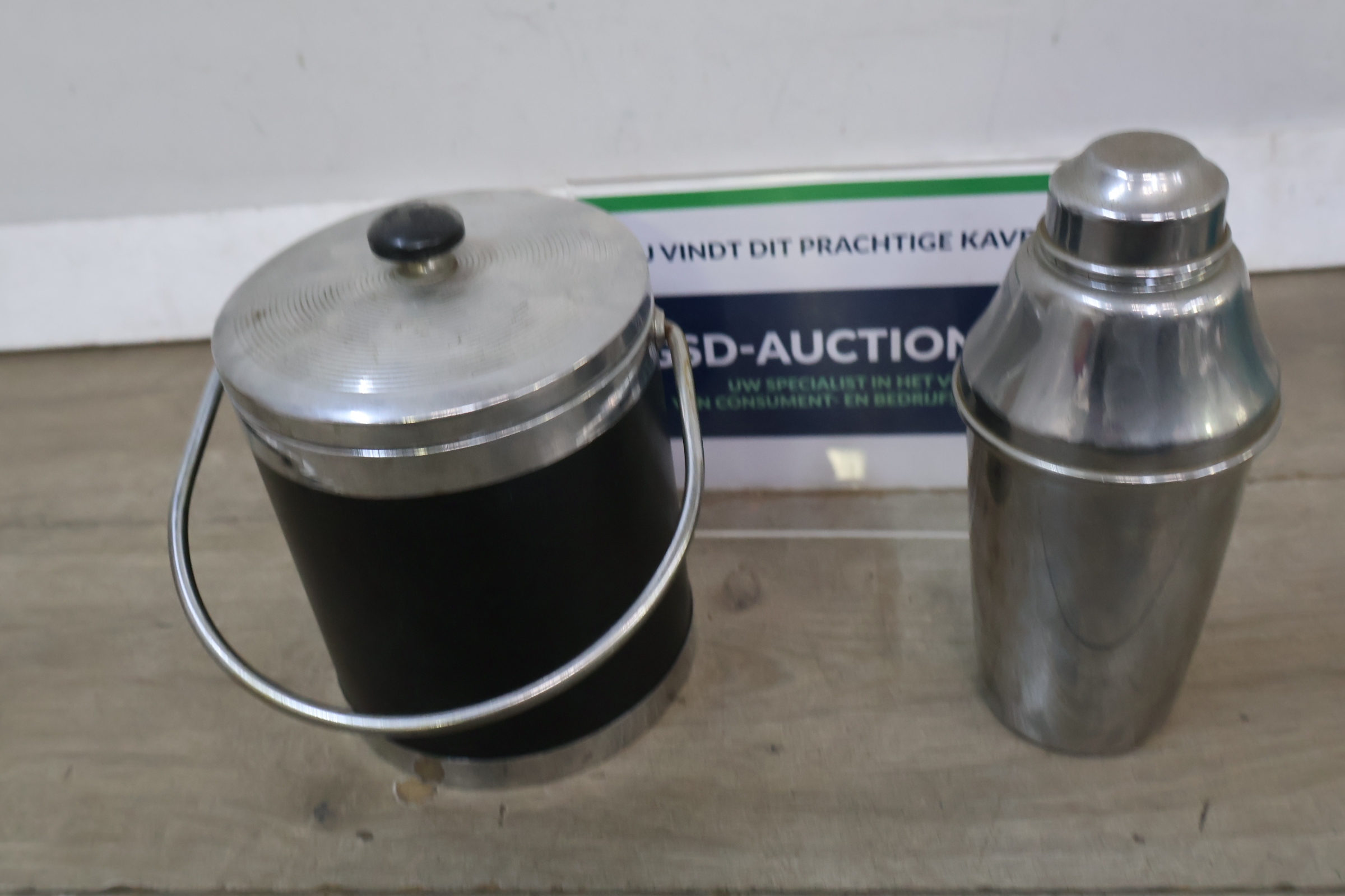 Ijsemmer met deksel en RVS cocktailshaker – foto 2 – kavel bij GSD Auctions, Zoeterwoude