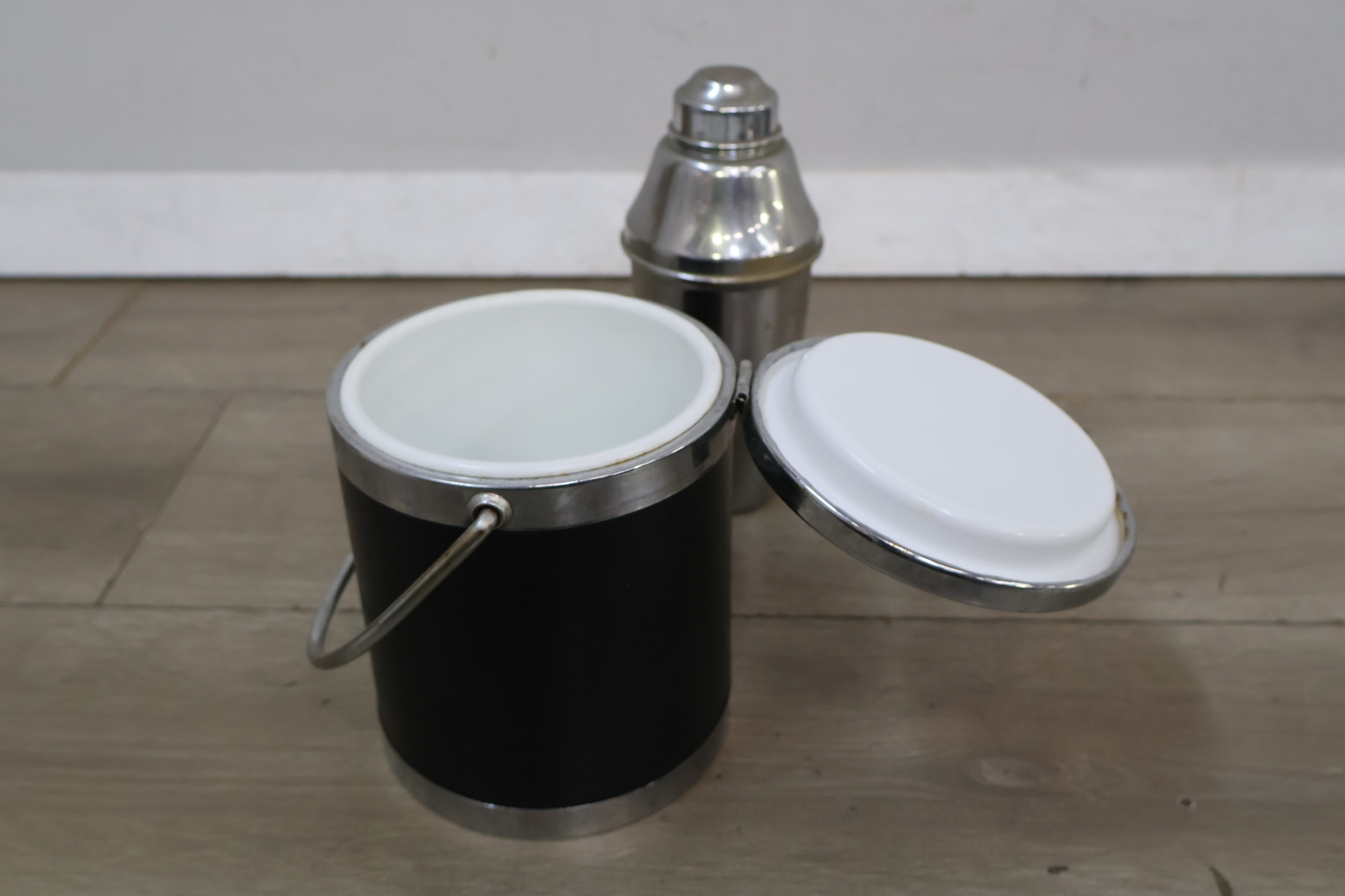 Ijsemmer met deksel en RVS cocktailshaker – foto 5 – kavel bij GSD Auctions, Zoeterwoude