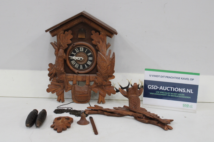 Houten koekoeksklok met houtsnijwerk – foto 2 – kavel bij GSD Auctions, Zoeterwoude