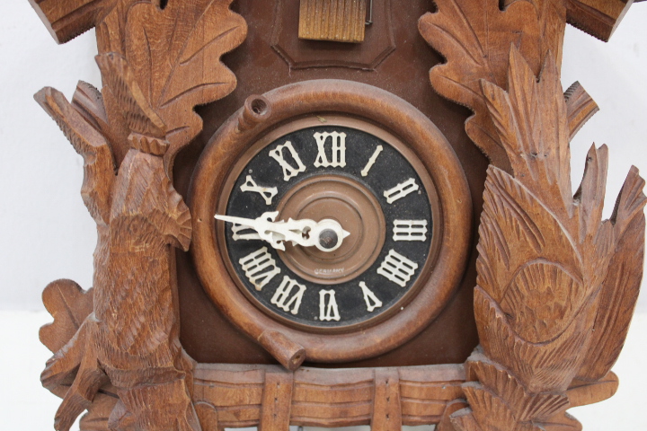 Houten koekoeksklok met houtsnijwerk – foto 13 – kavel bij GSD Auctions, Zoeterwoude