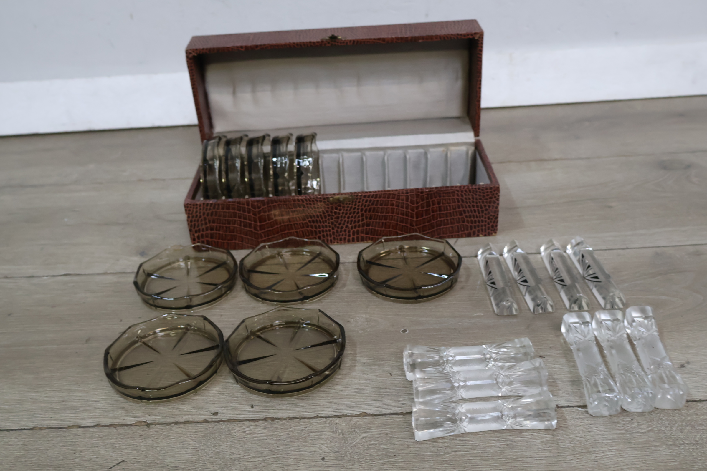 Set van Vintage Kristallen Onderzetters en Bestekleggers – foto 3 – kavel bij GSD Auctions, Zoeterwoude